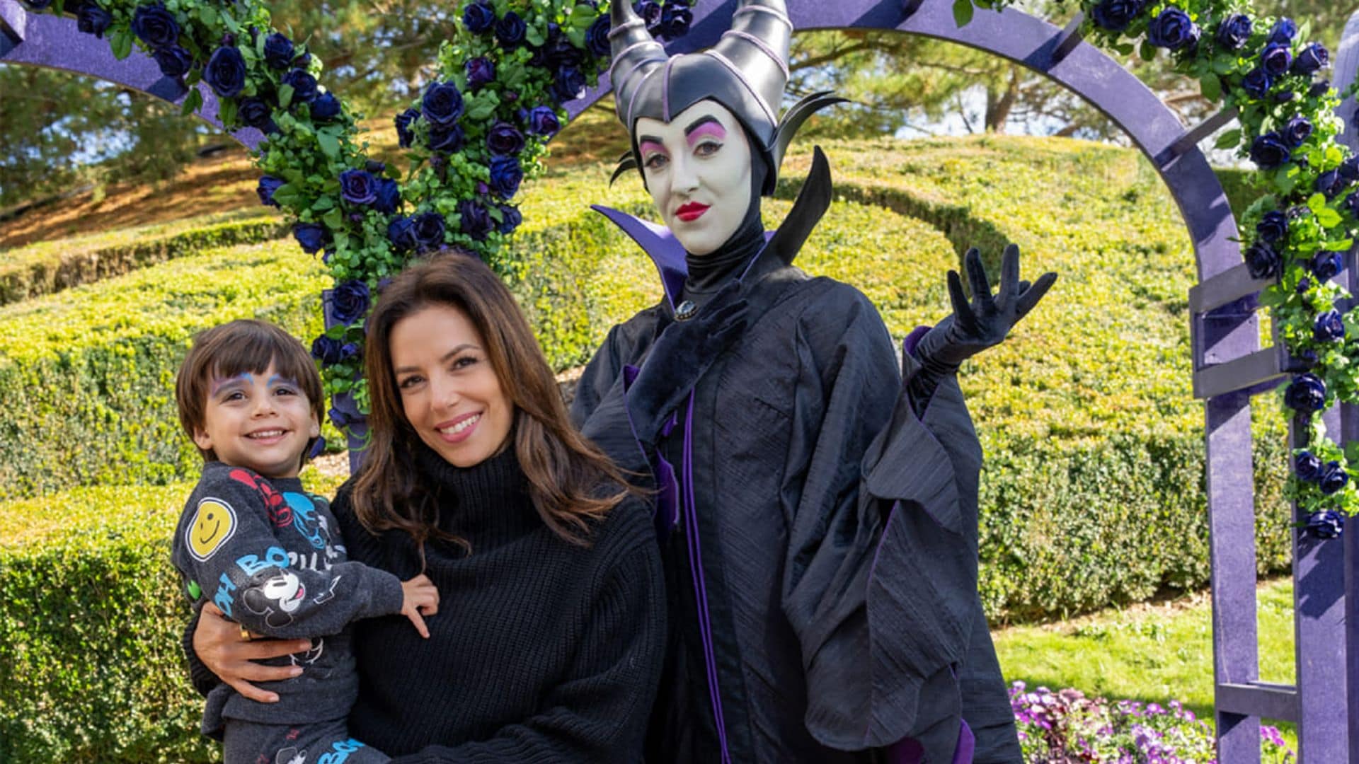 Eva Longoria y su hijo se divierten con ¡Maléfica! en Disneyland París