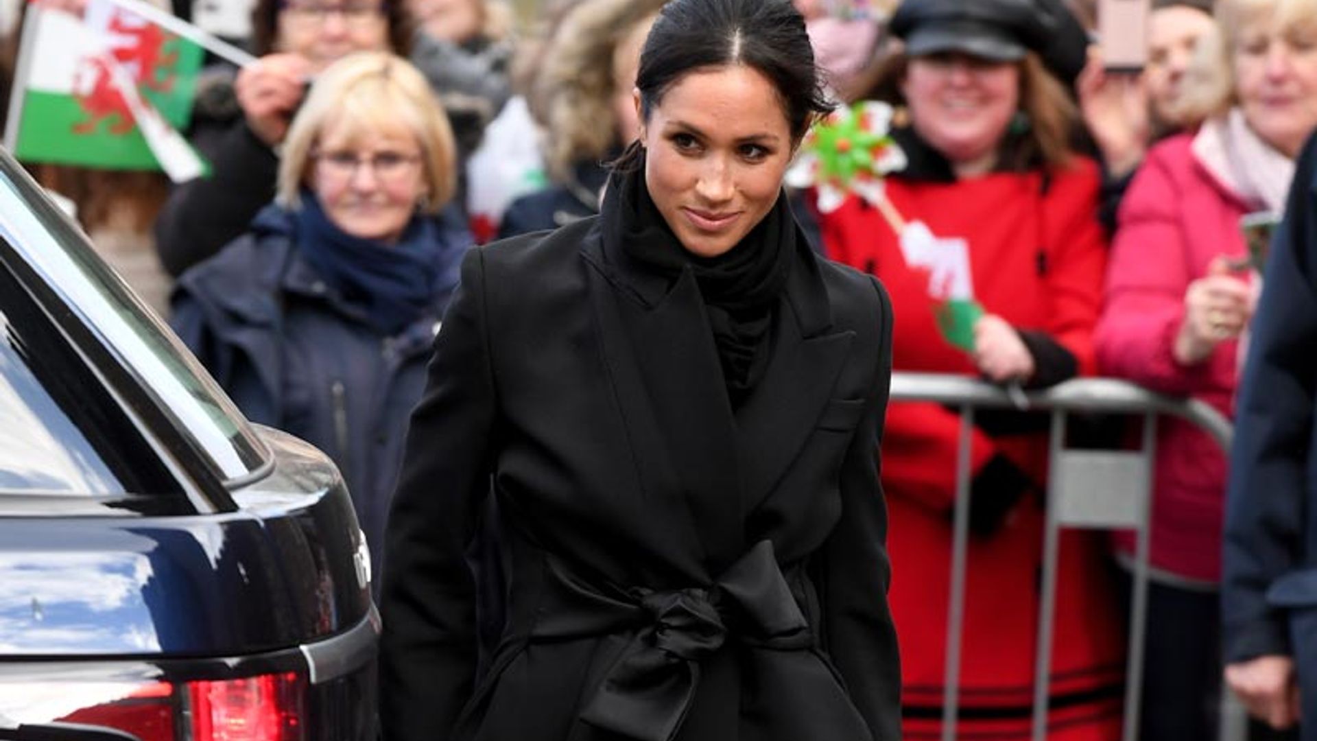 El día que Meghan Markle convirtió un abrigo negro en la prenda más femenina de todas