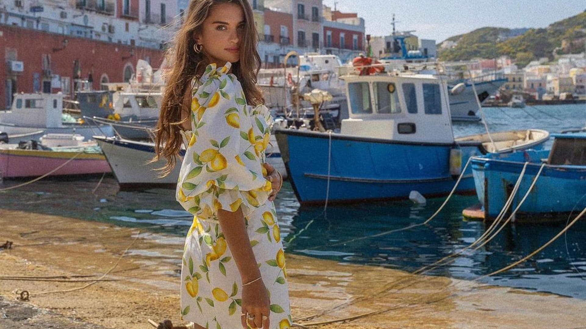 No son de flores pero estos vestidos estampados favorecen tanto que los llevarás toda la temporada