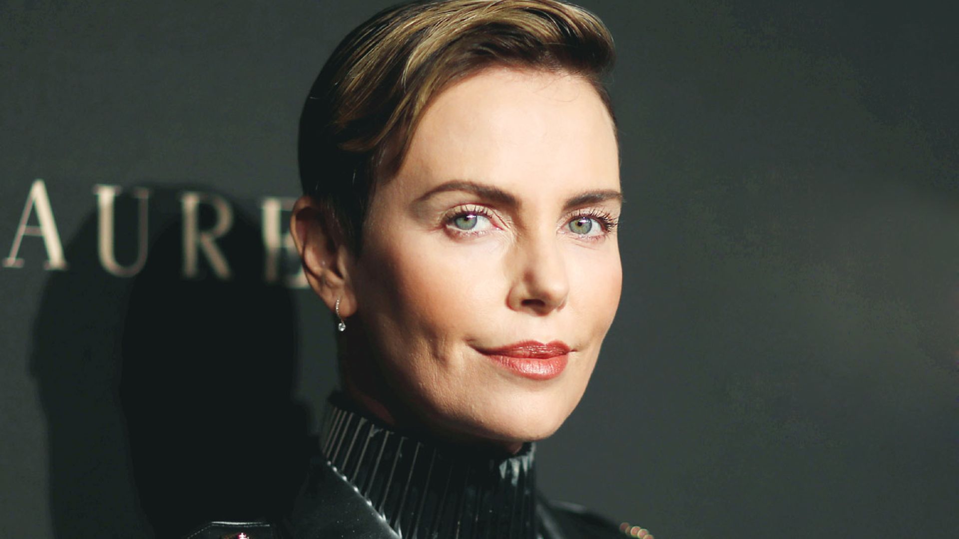 Charlize Theron pide consejo a Jennifer Lopez (y su respuesta no puede ser más inspiradora)