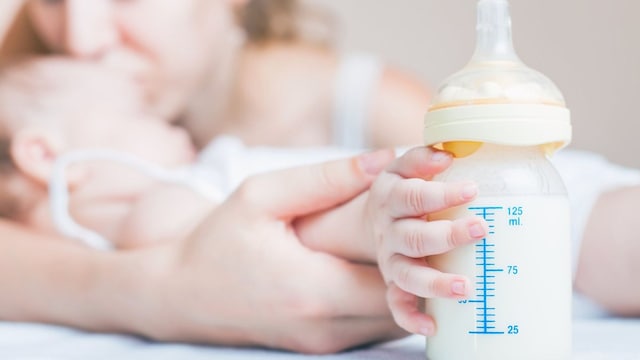 lactancia materna beb con biber n en la mano 