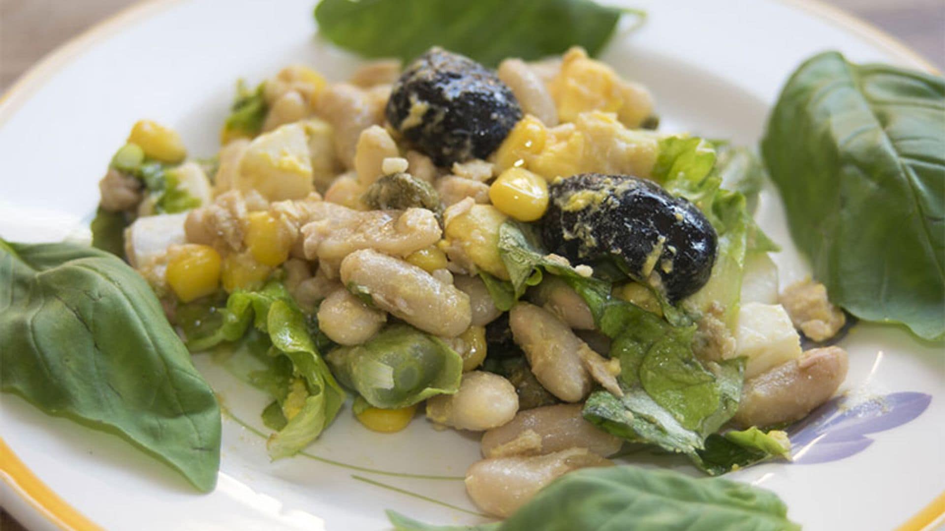 Ensalada de alubias con atún, huevo duro y maíz