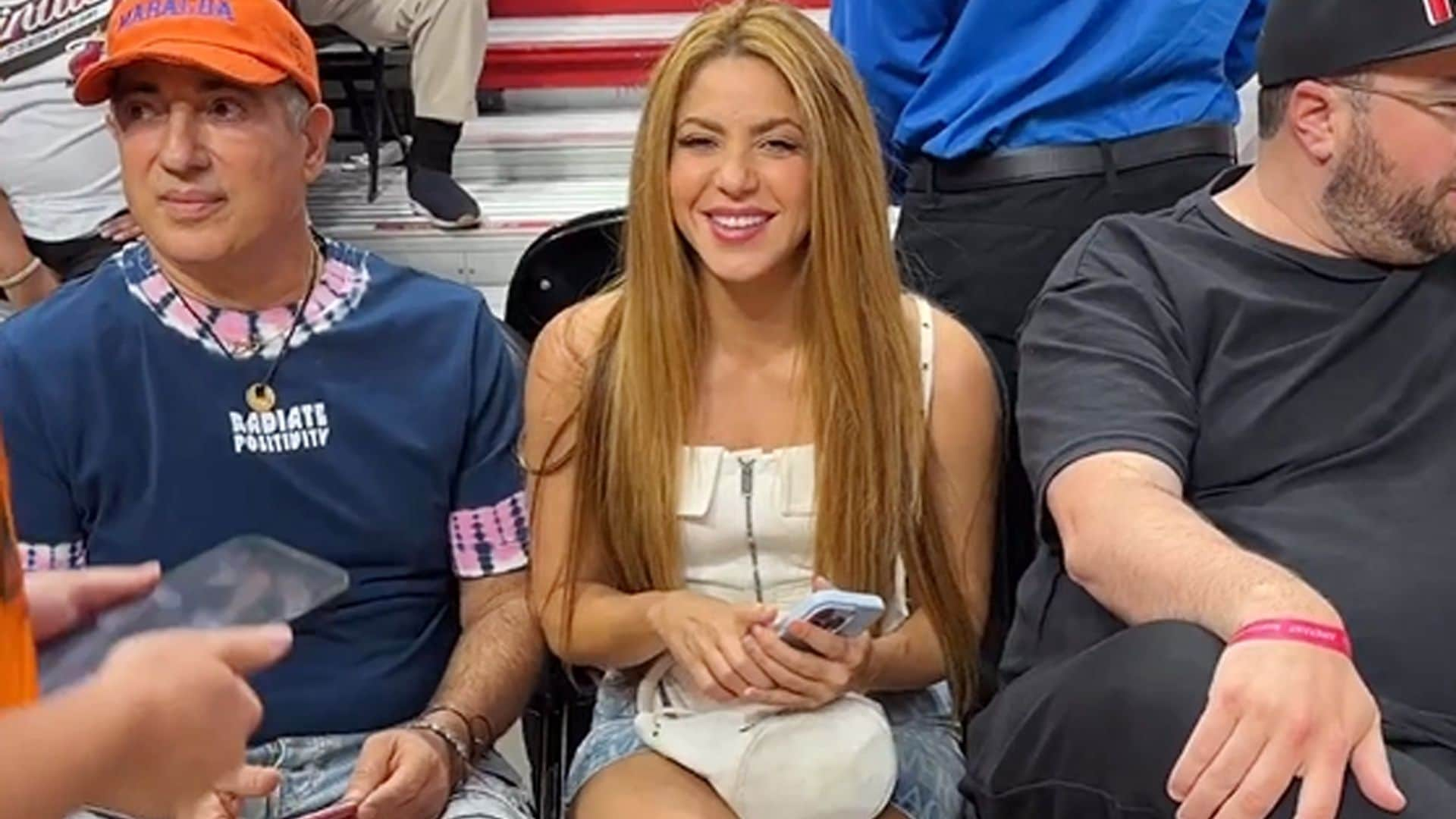 Shakira, feliz y muy sonriente, va a ver (otra vez) un partido de baloncesto de Jimmy Butler