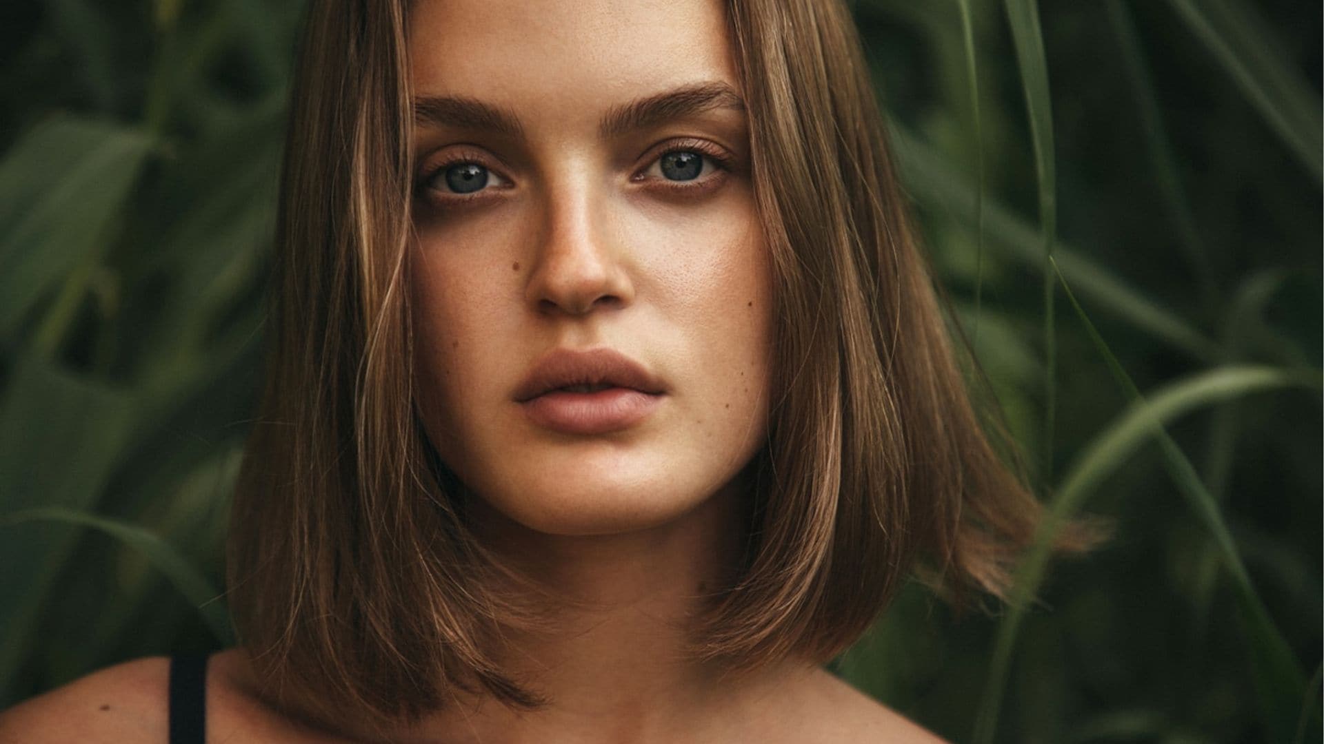 Rostro de mujer con pelo corto