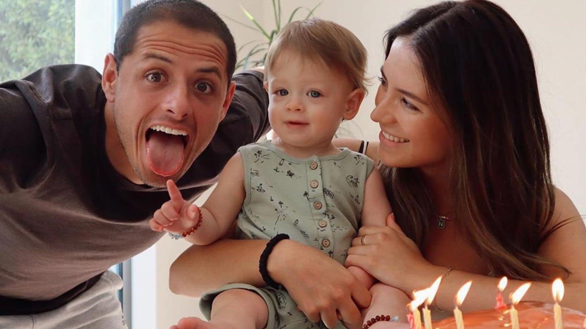 El hijo de Chicharito y Sarah Kohan celebra once meses ¡dando sus primeros pasos!