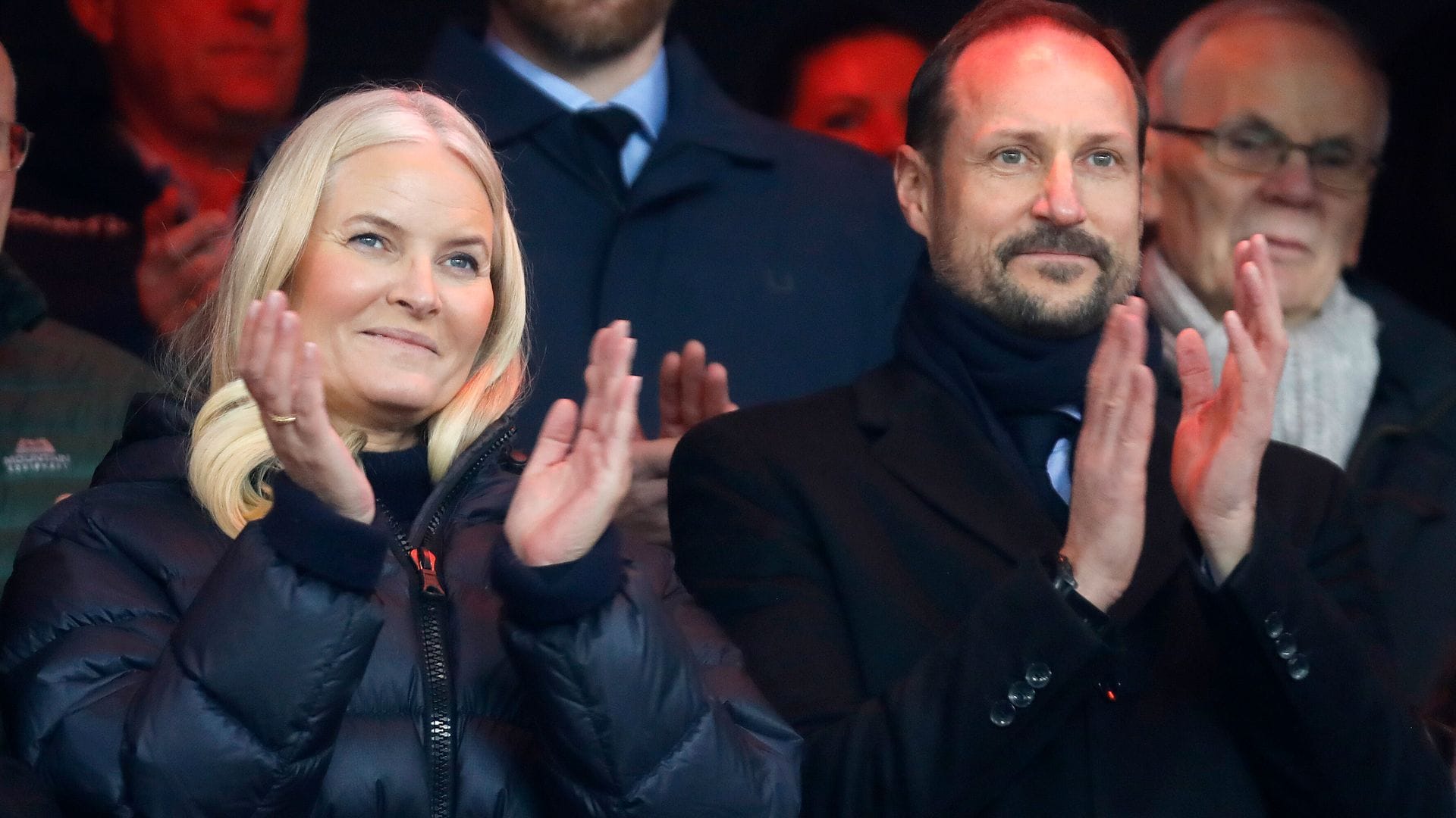 Haakon y Mette-Marit de Noruega, tarde de fútbol en medio de todas las polémicas de Marius Borg