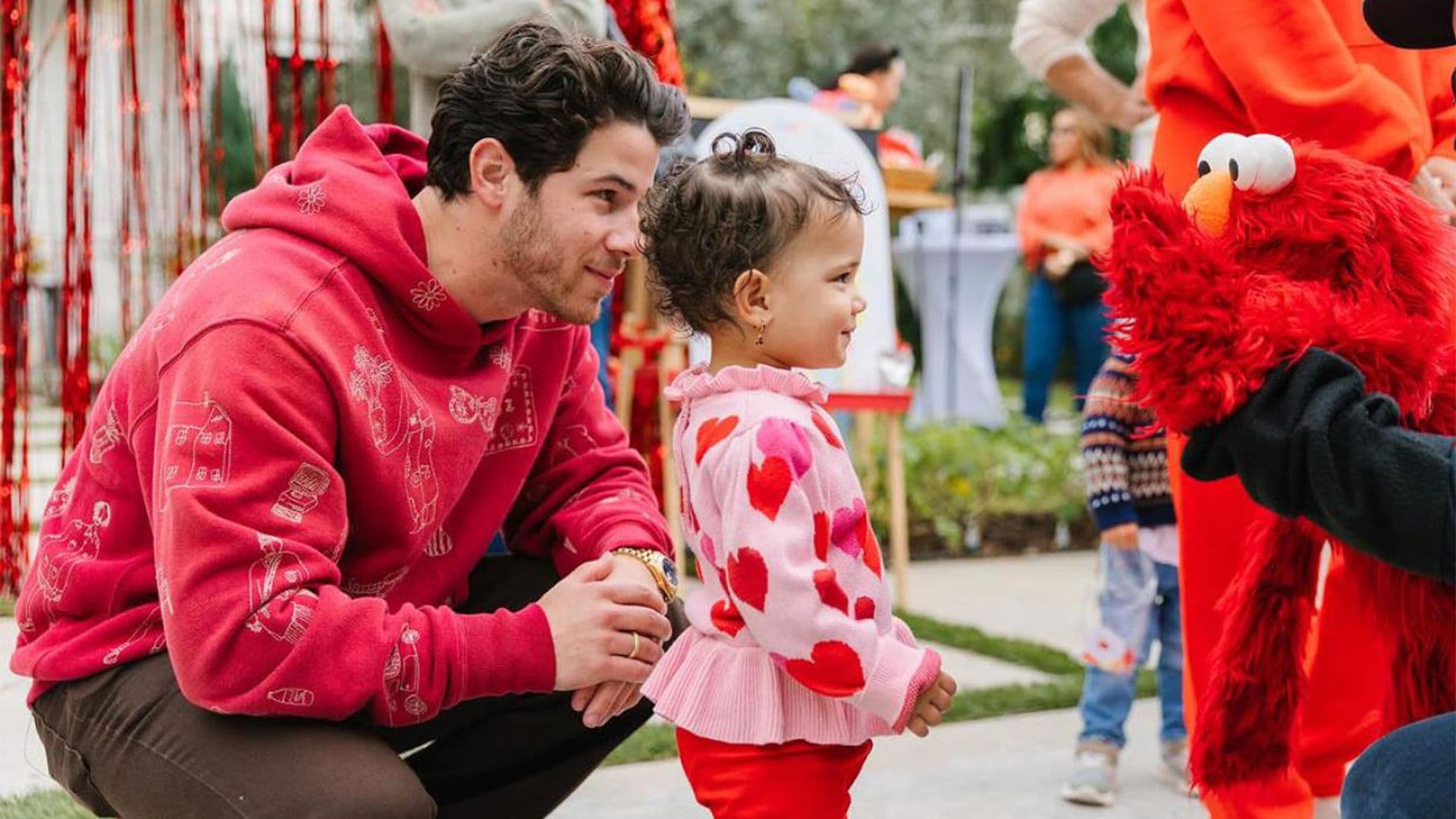Nick Jonas y Priyanka Chopra celebran los dos años de su pequeña Malti con una fiesta de 'Barrio Sésamo'