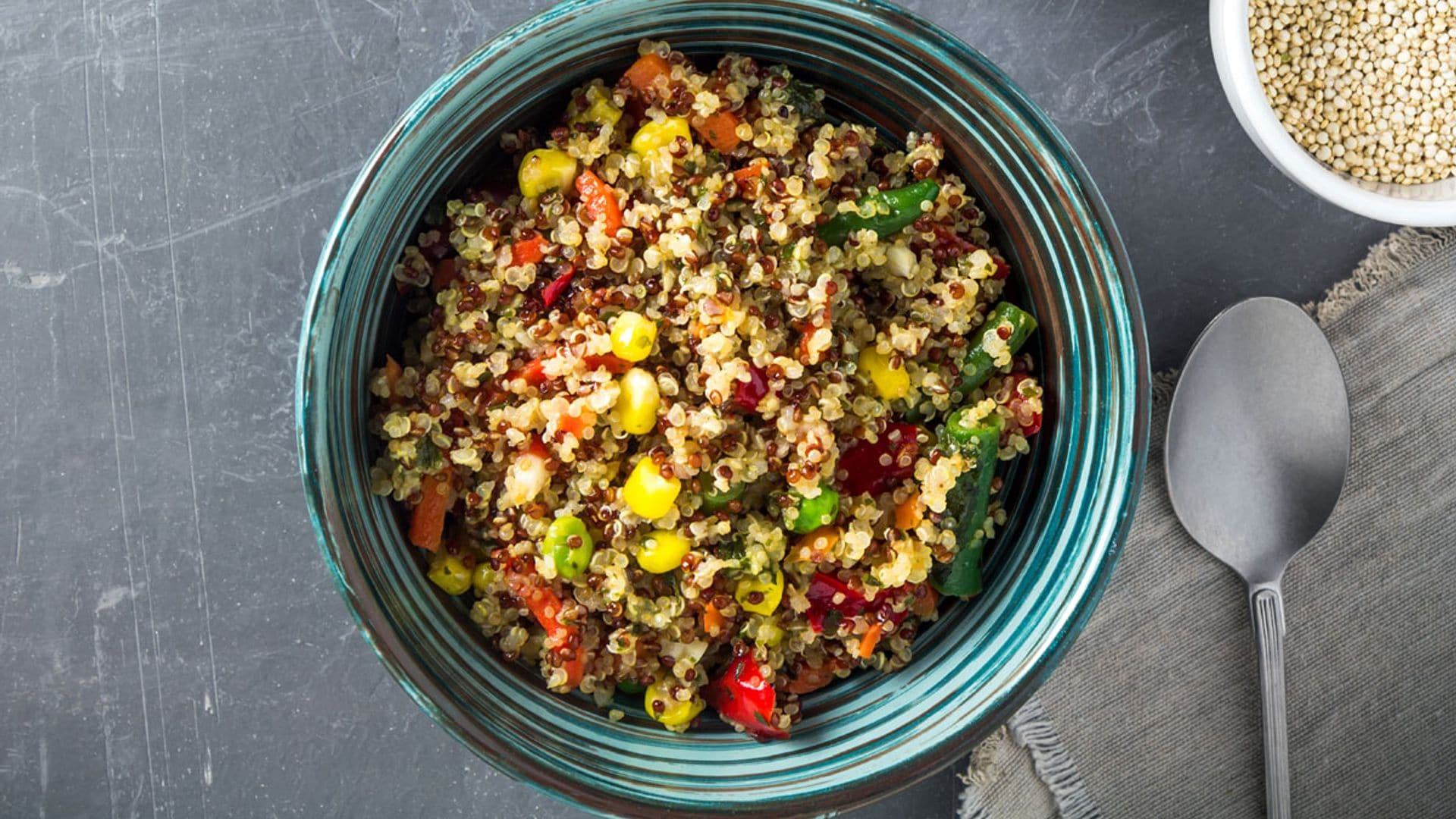 Ensalada vegana de quinoa roja y blanca