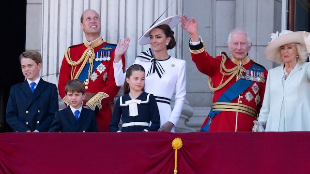 Los reyes Carlos y Camilla con los príncipes de Gales y sus hijos en el Trooping the Colour de este año