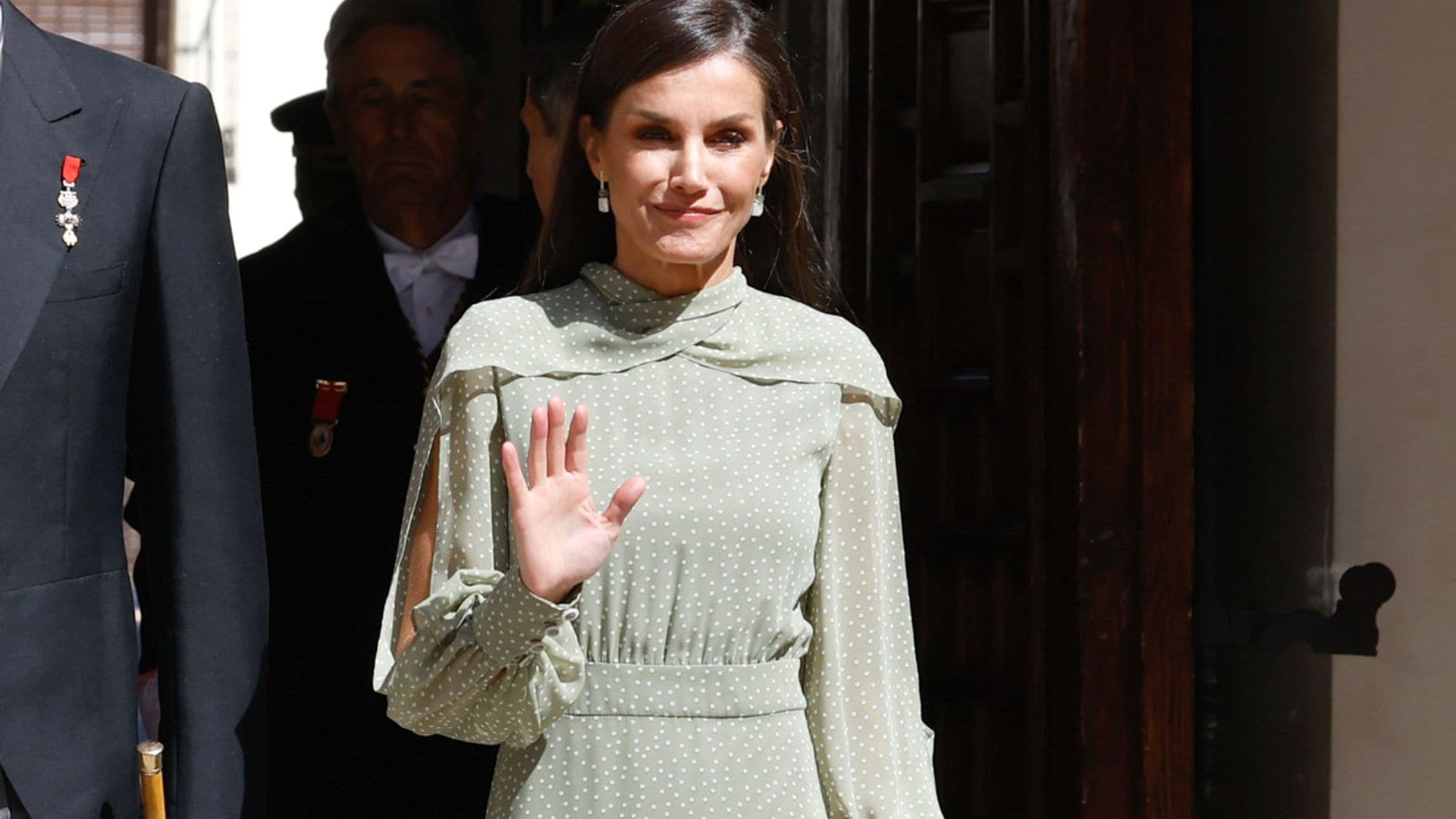 La Reina recicla un vestido con guiño a la Feria de Abril junto con unos tacones de Leonor