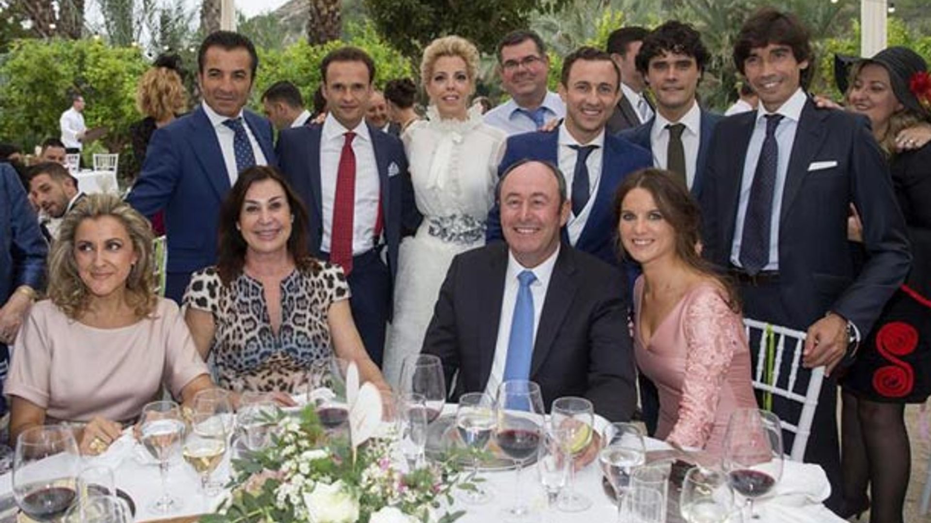 Carmen Martínez-Bordíu, muy bien acompañada en la boda del torero 'Rafaelillo'