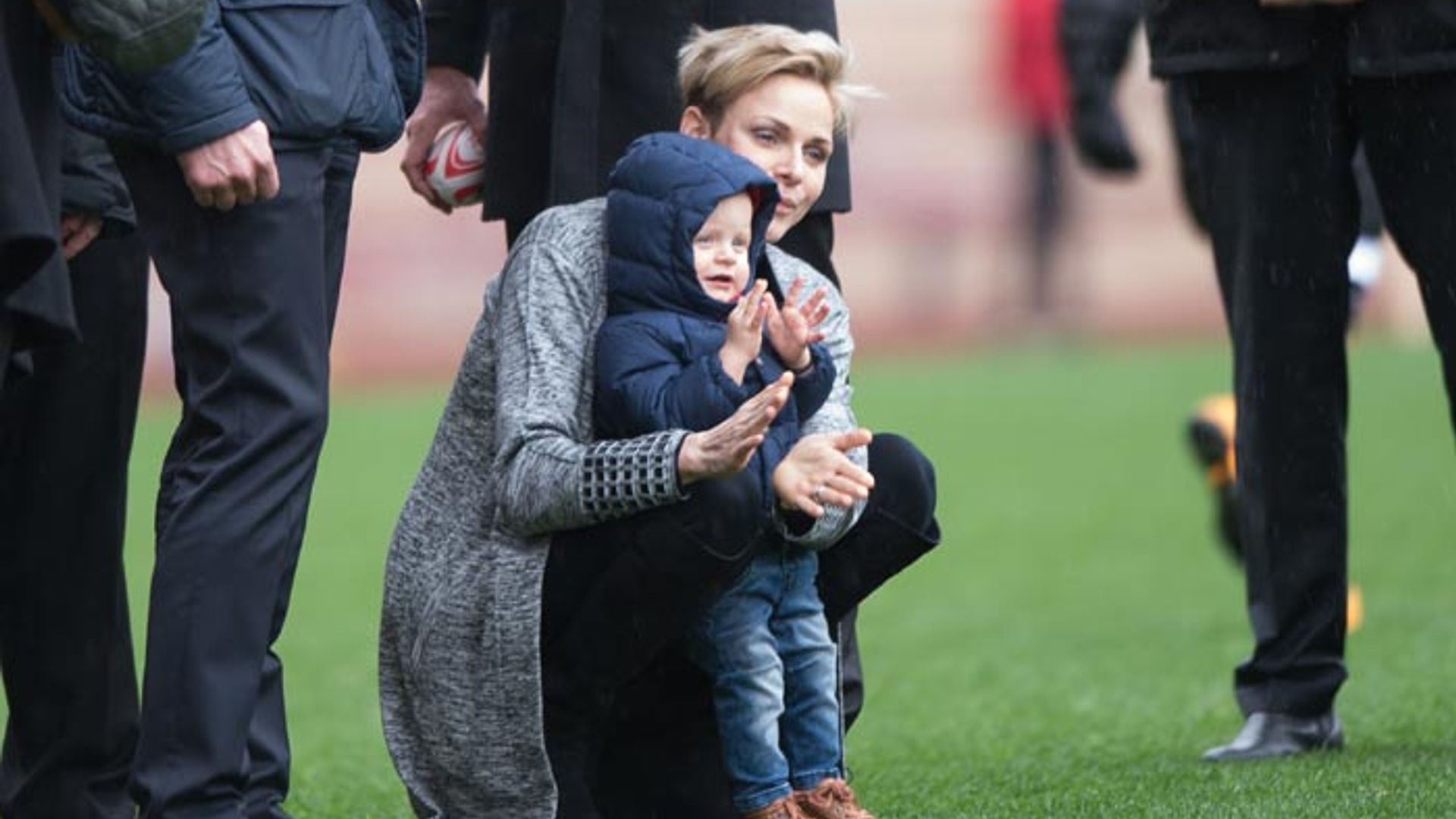 Charlene de Mónaco lleva a su hijo Jacques a su primer partido de rugby