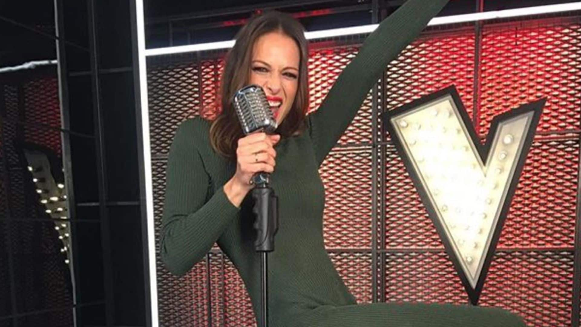 Los divertidos preparativos de Eva González para los Directos de 'La Voz' con sus peinados más locos