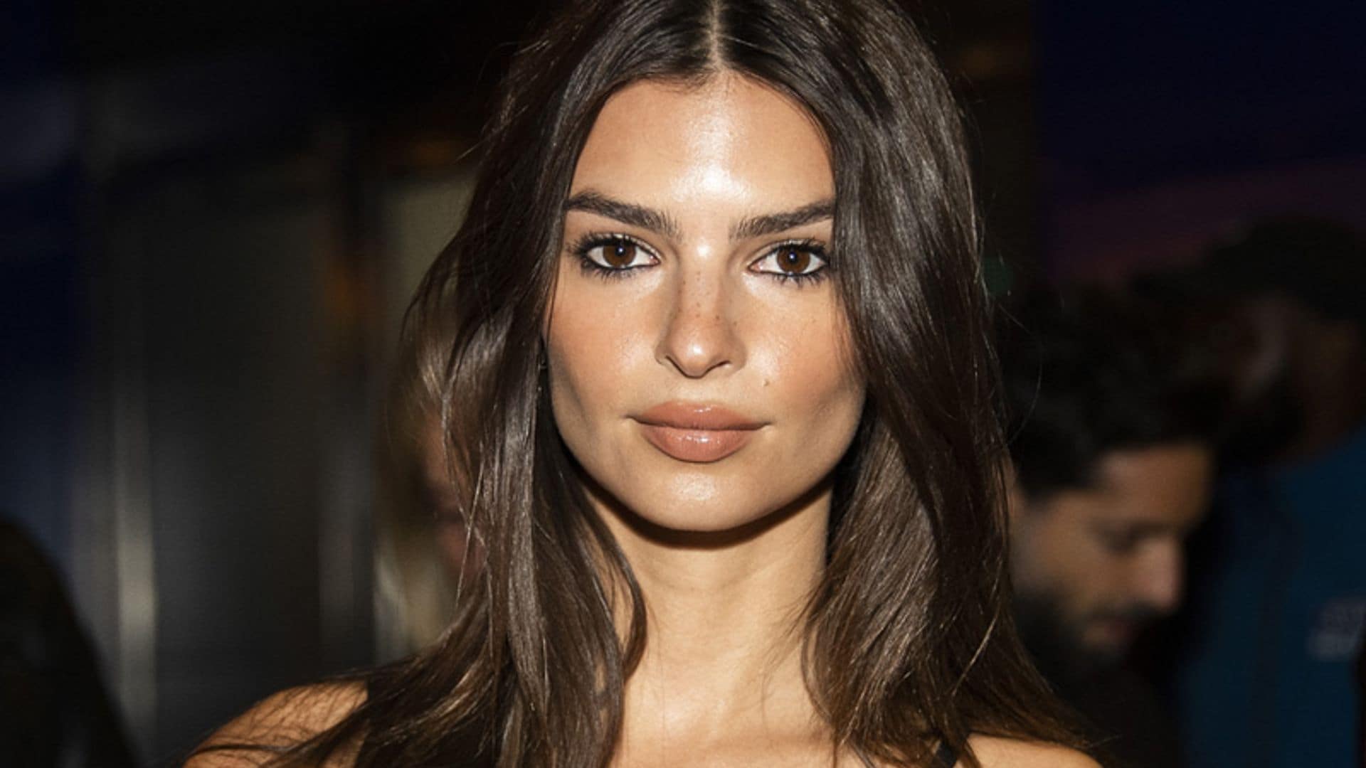 Emily Ratajkowski también se suma a la tendencia que cambiará el mundo digital