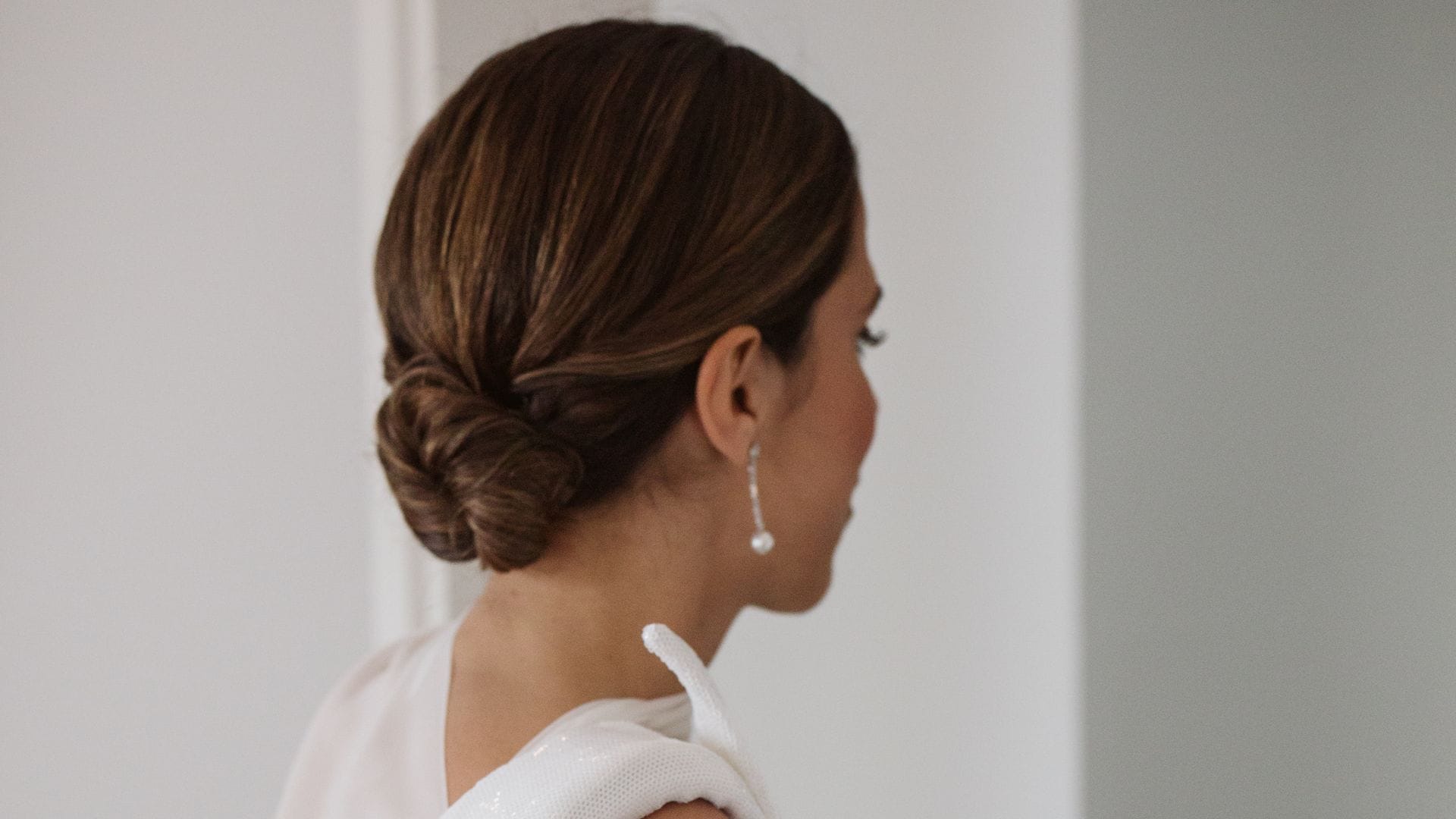 Un vestido de novia con lentejuelas y escote asimétrico para la boda de Ana en un pazo de Pontevedra