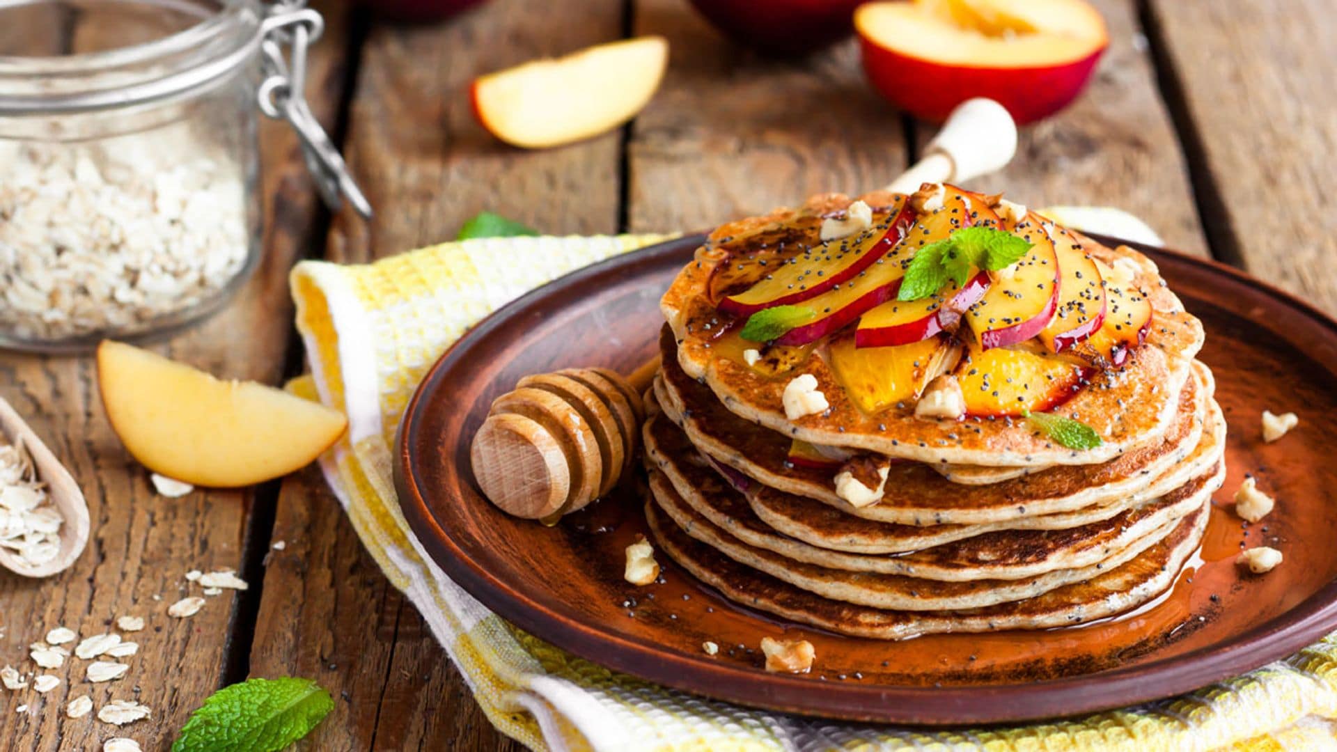 Tortitas con nectarinas, nueces y semillas de amapola