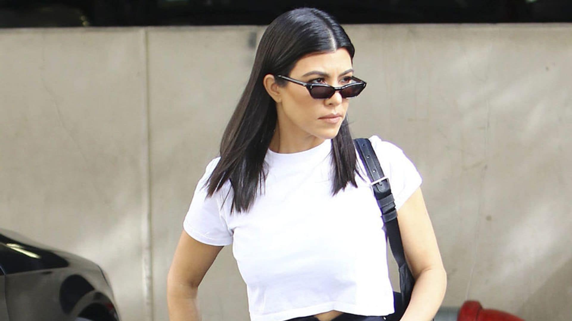 Kourtney Kardashian y su truco de estilista para tener dos looks en uno