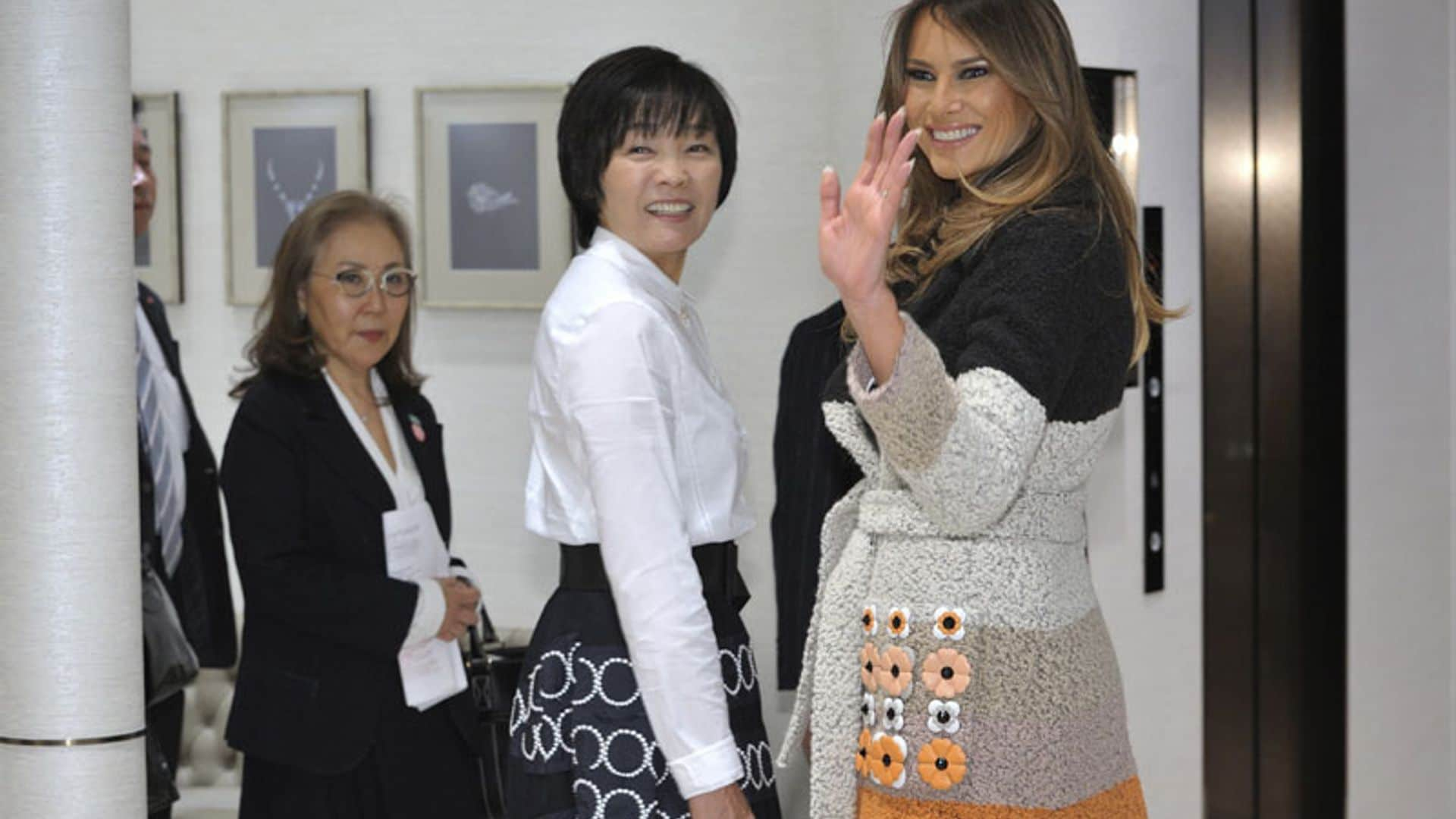 Melania Trump vuelve a sorprender con un abrigo multicolor valorado en 4.200 euros