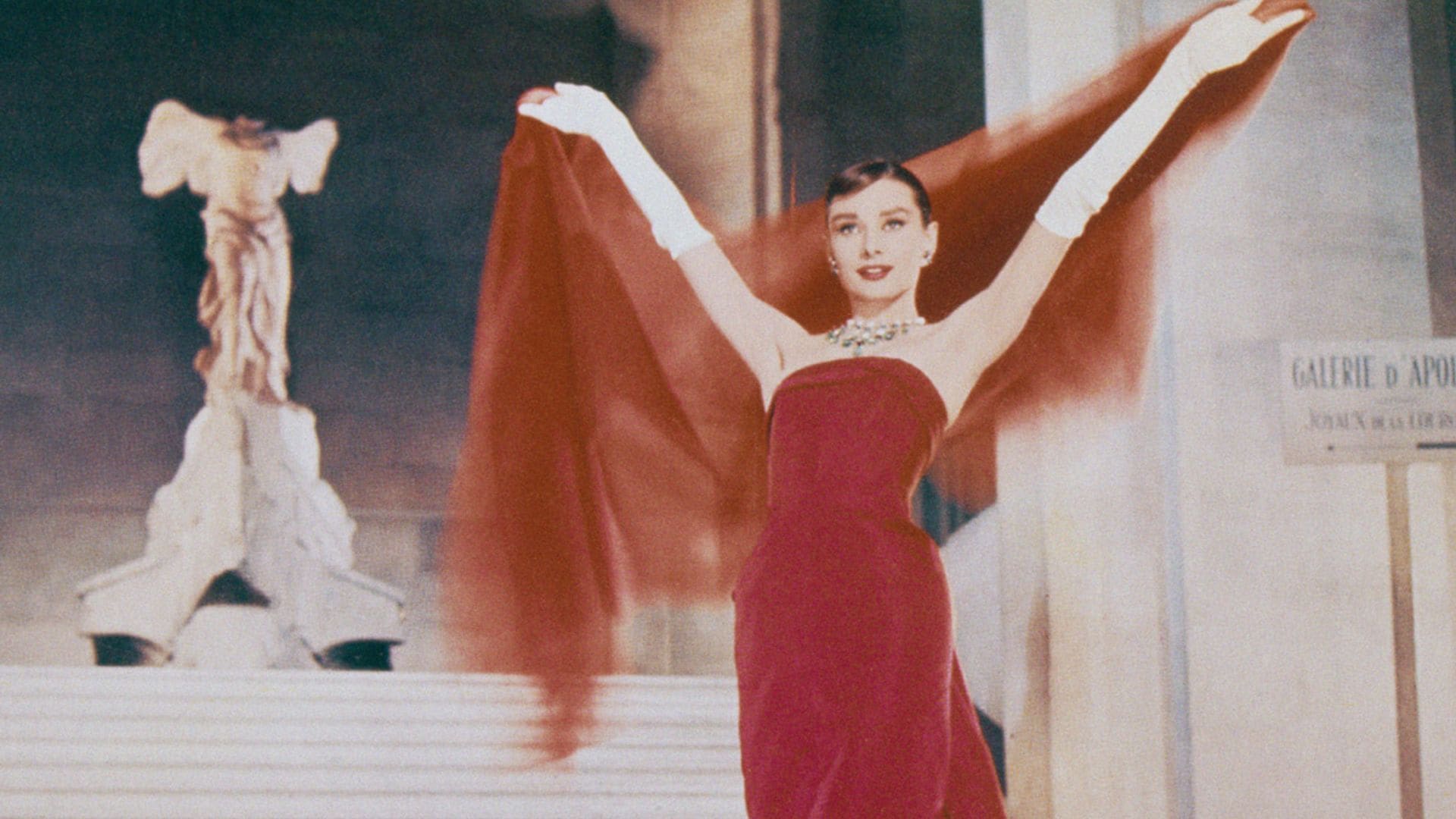 Localizamos en Zara el famoso vestido rojo de Audrey Hepburn que vimos en 'Funny Face'