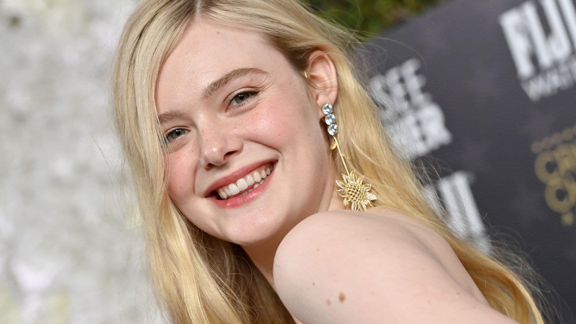 El vestidazo de Elle Fanning con sello español que favorece (¡y mucho!) a las rubias