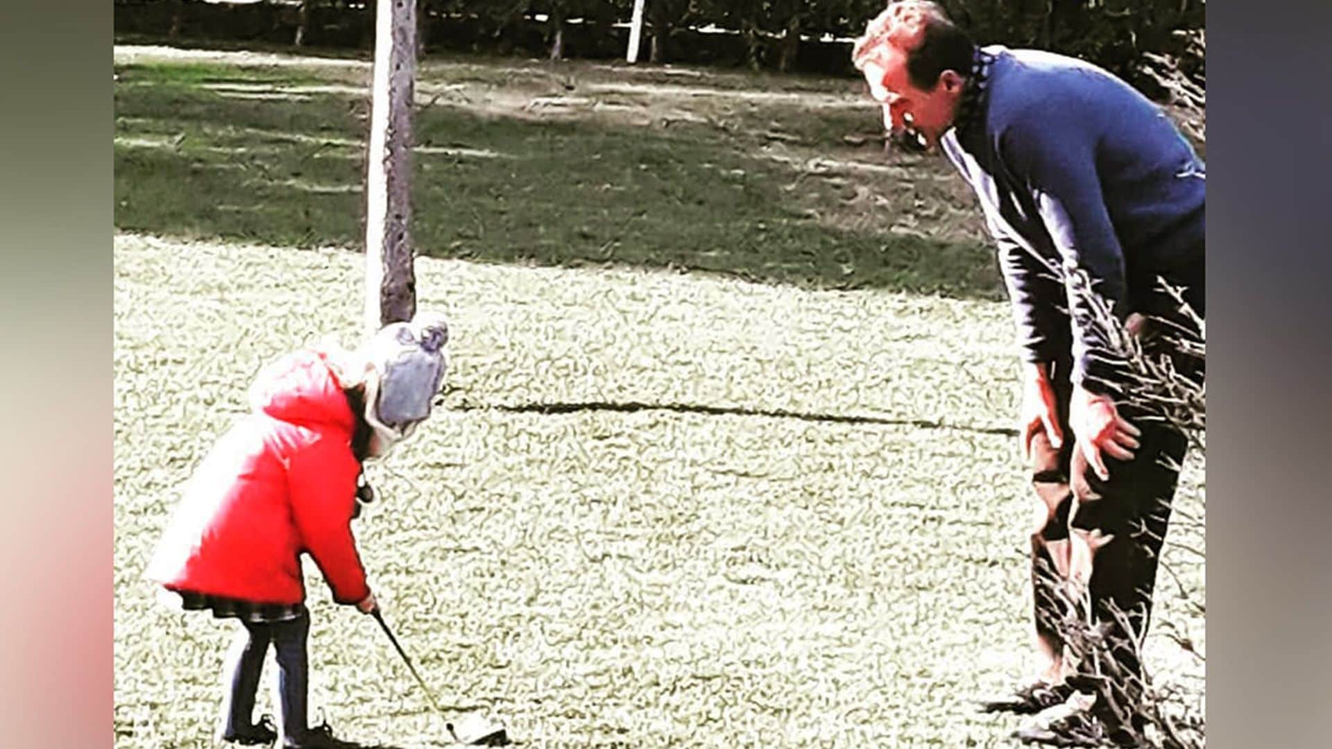 ¡De tal palo, tal astilla! Ena, la hija de Alessandro Lequio, aprende a jugar al golf con su padre