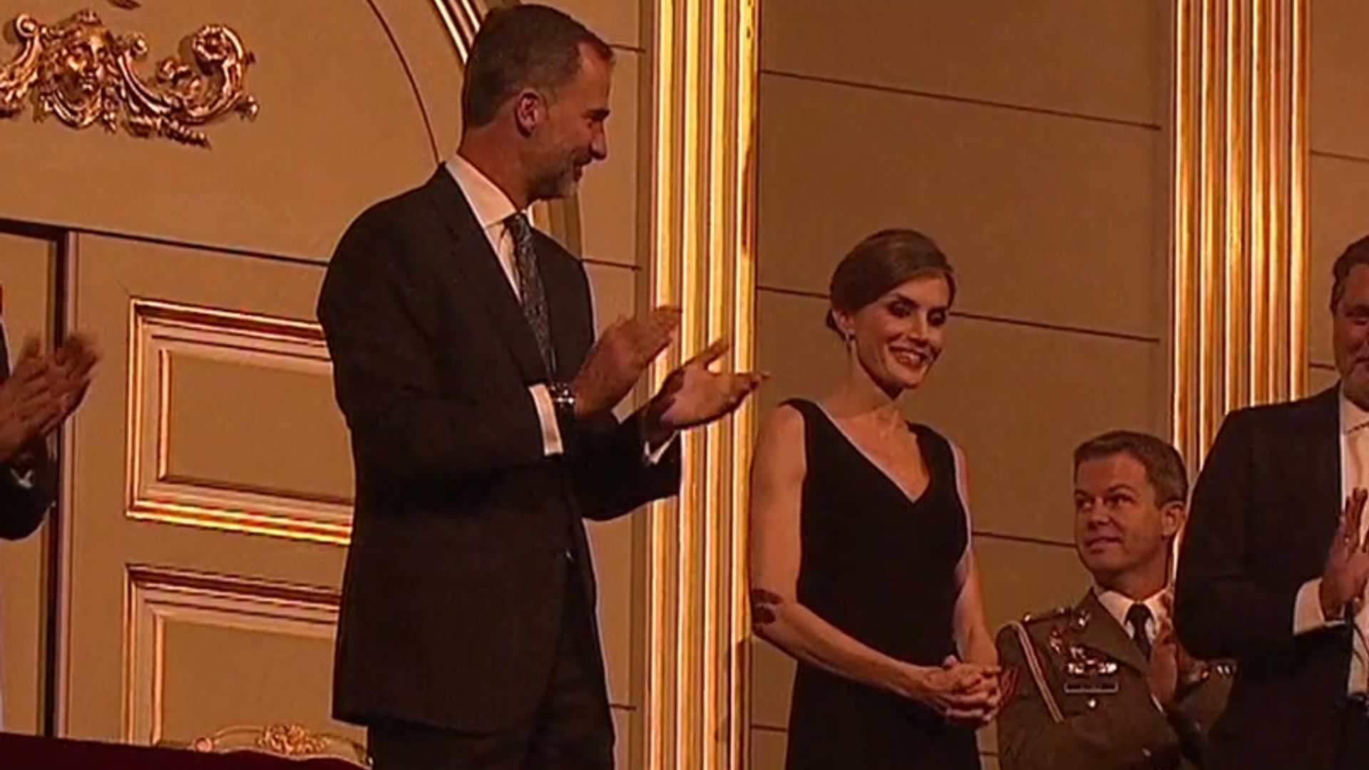 En vídeo: La reacción de sorpresa de la Reina al escuchar el 'cumpleaños feliz' en el Teatro Real