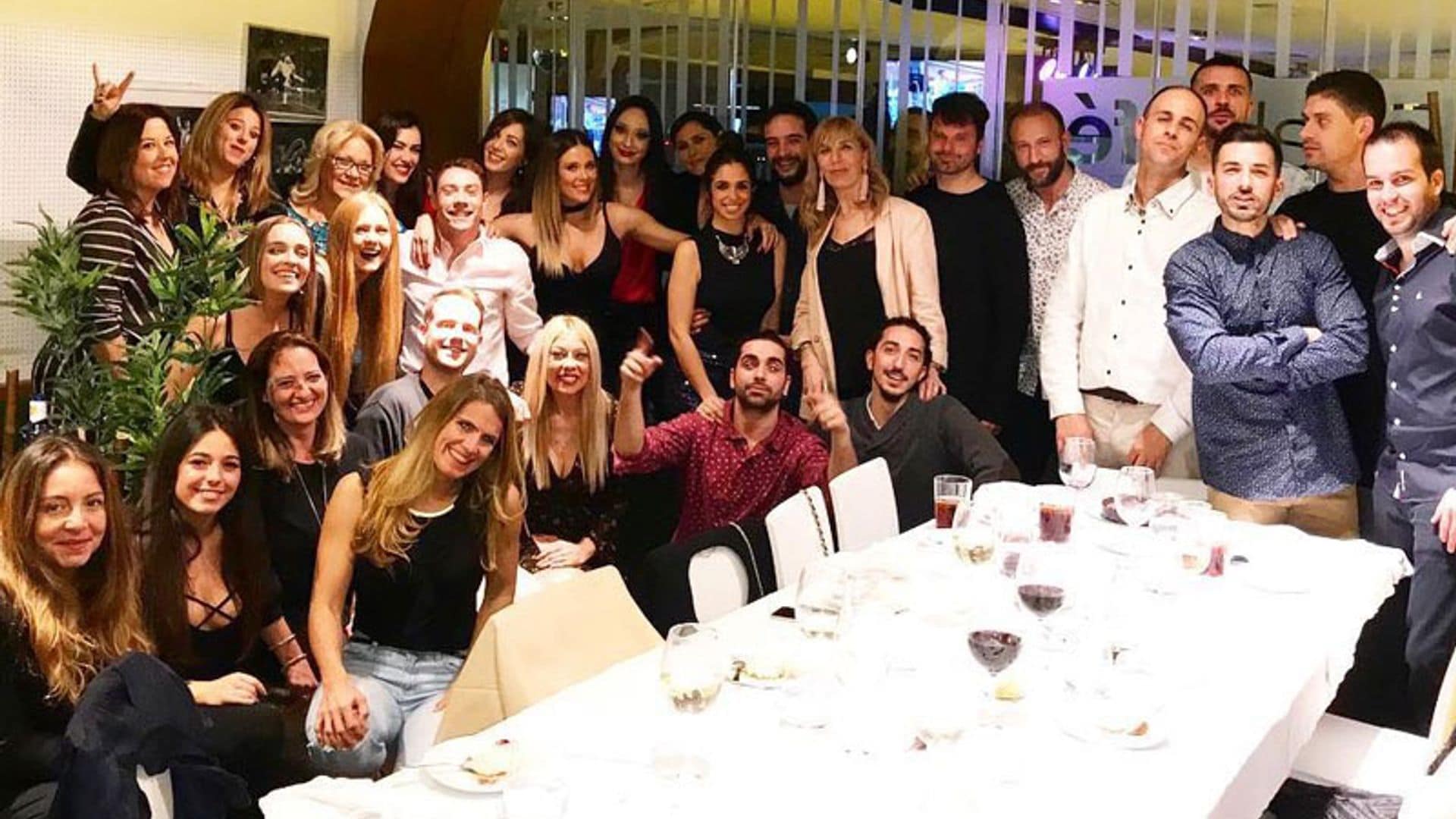 Rosa López, Elena Furiase y su novio en el fiestón de cumpleaños de Lorena Gómez