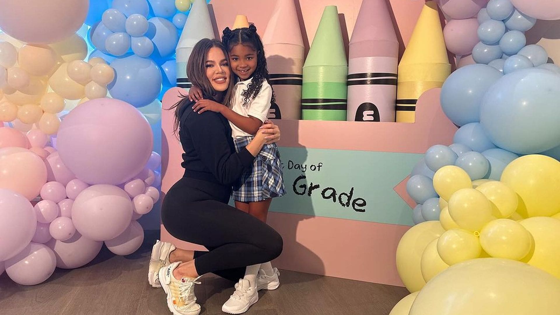 Así ha preparado Khloé Kardashian la vuelta al cole de su hija ¡no te pierdas su increíble colección de mochilas!