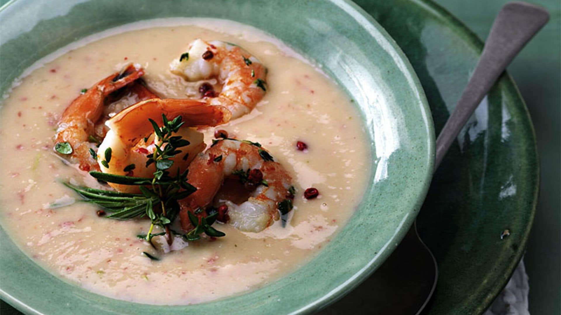 Crema de judías blancas con gambas a la pimienta rosa