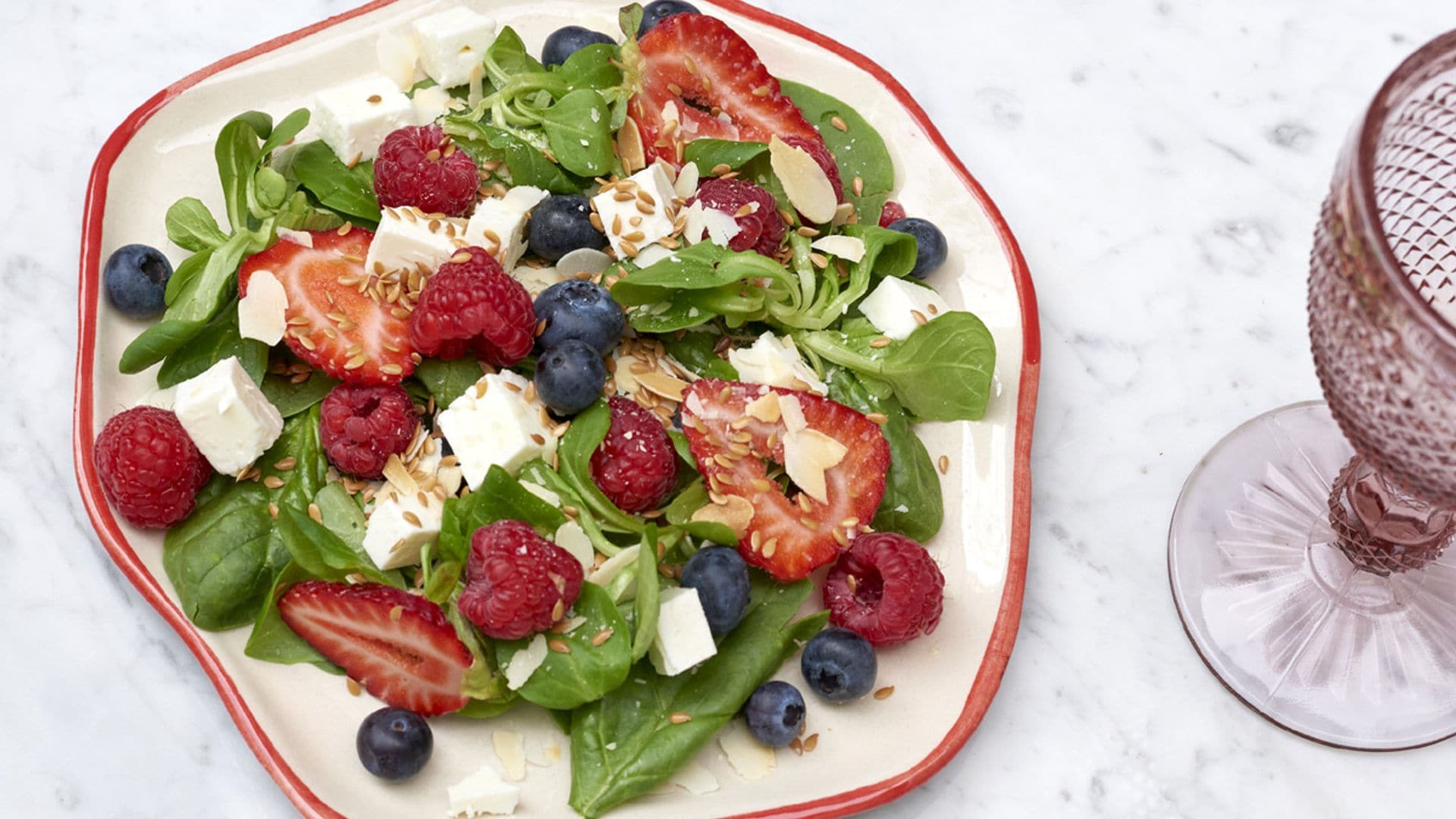 Ensalada de frutos del bosque y canónigos