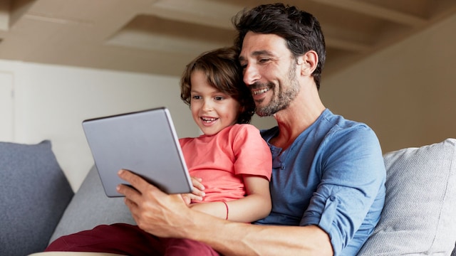 Padre mira la tablet con su hijo