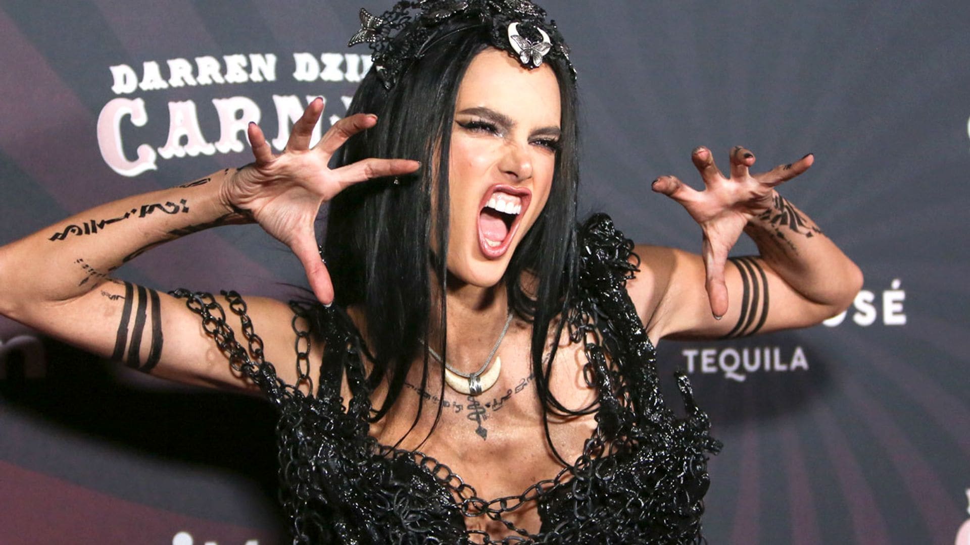 Alessandra Ambrosio, una terrorífica (y sensual) bruja por Halloween