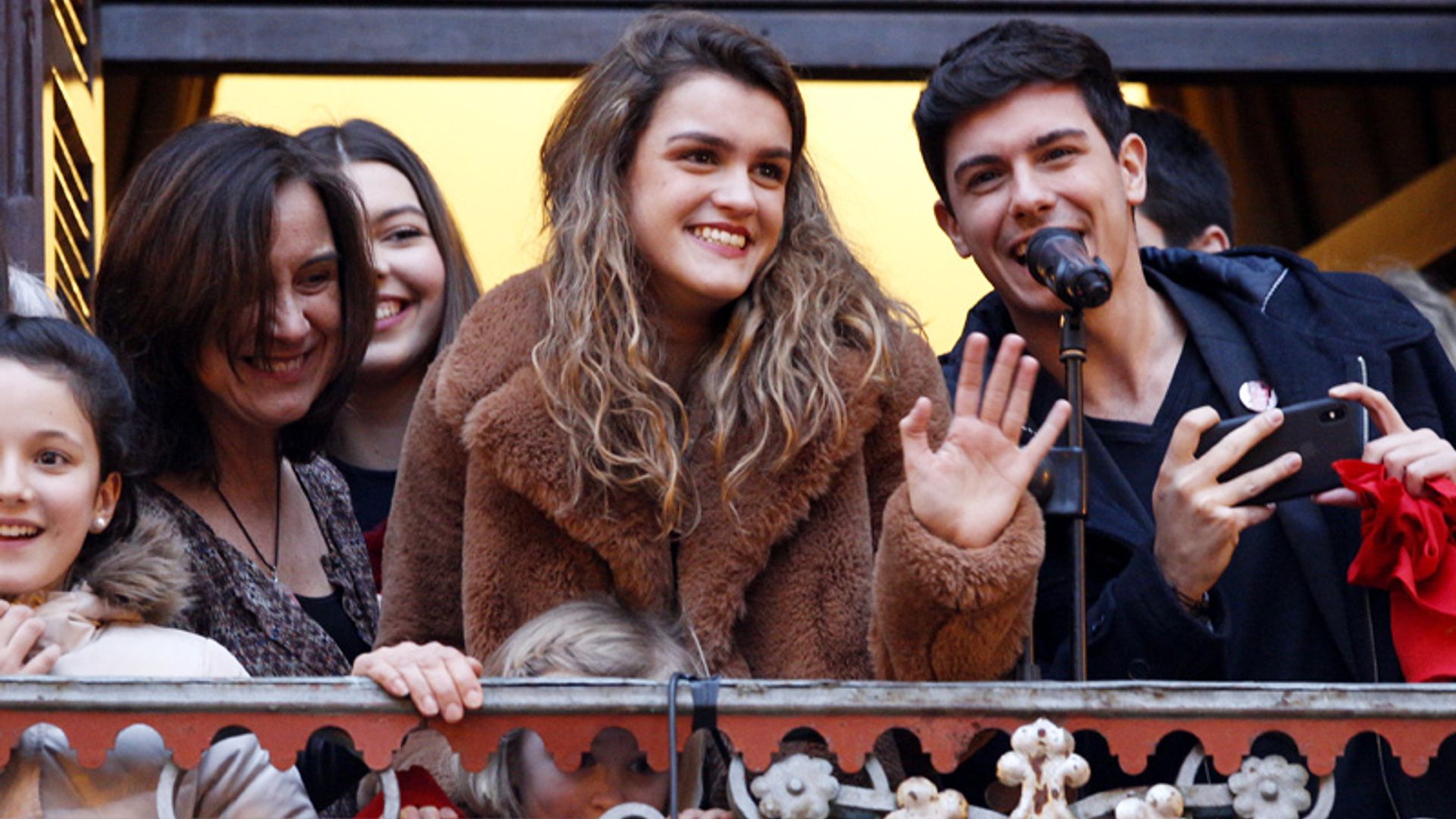 ¡Recibidos 'como reyes'! Amaia y Alfred se dan un baño de masas en Pamplona