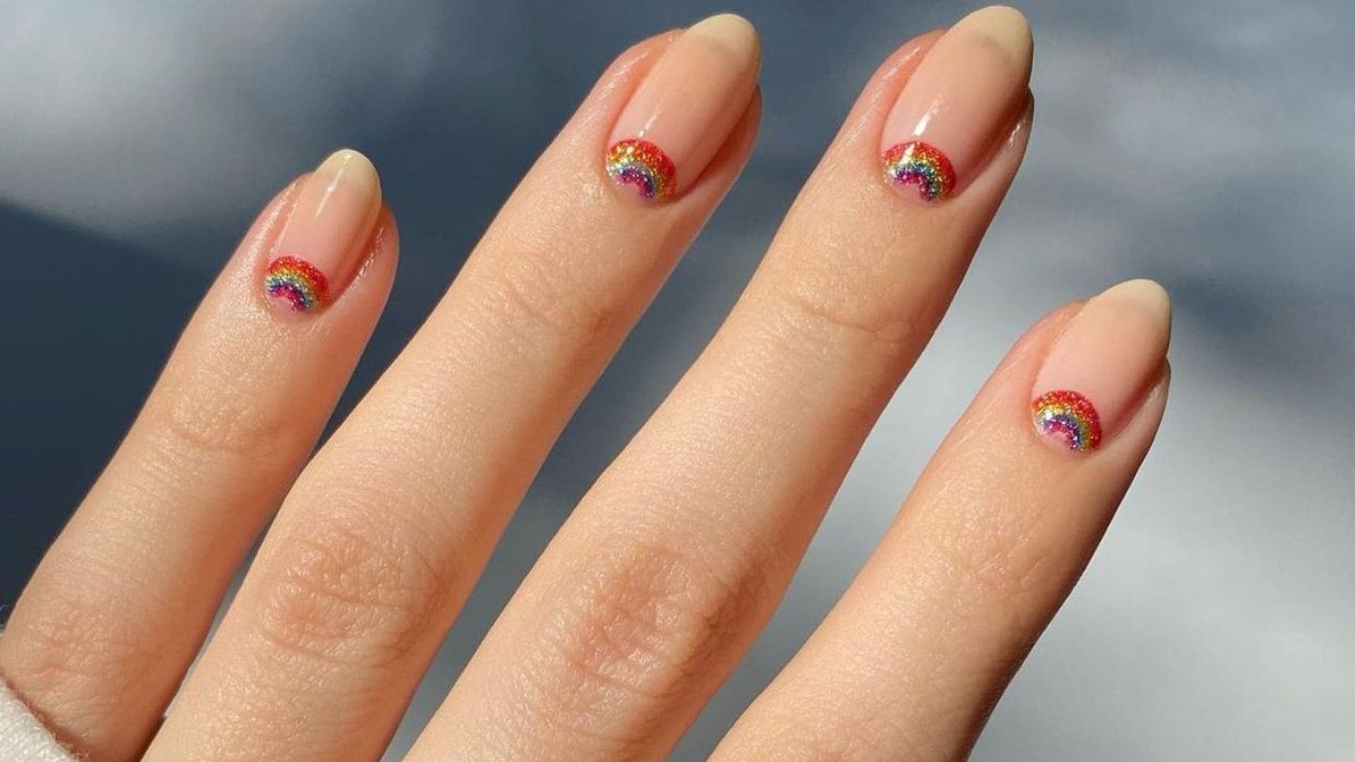 Si prefieres las uñas cortas, la manicura 'media luna' de tendencia te va a encantar