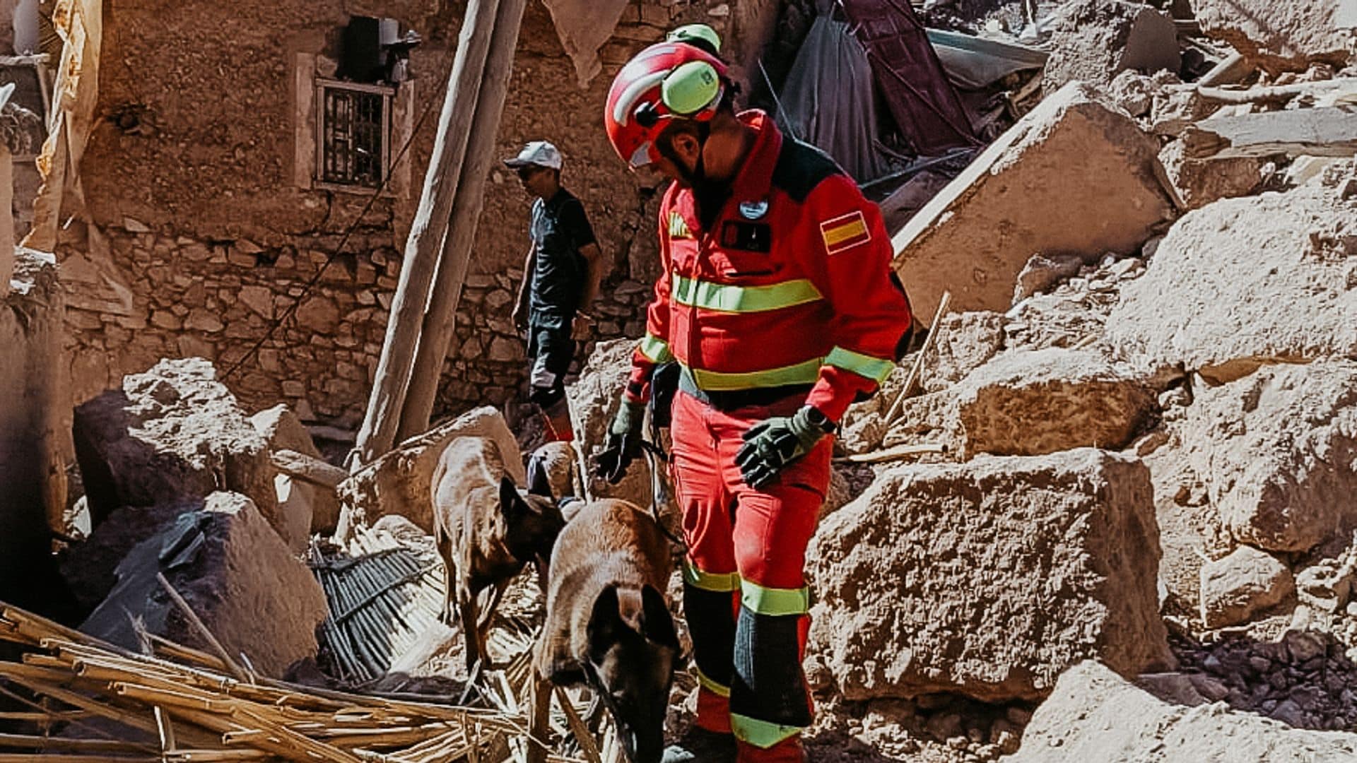 El heroico rescate de unos vecinos a un hombre que está a punto de ser arrastrado por el agua