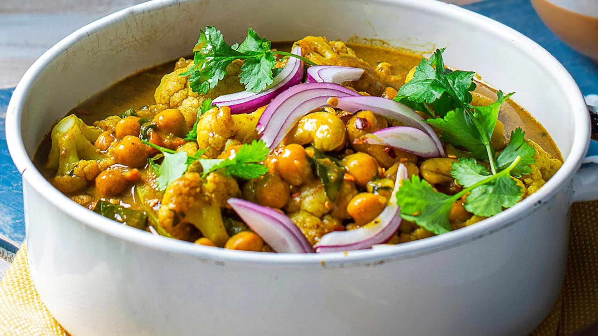 Garbanzos y coliflor al curry con cilantro y leche de coco