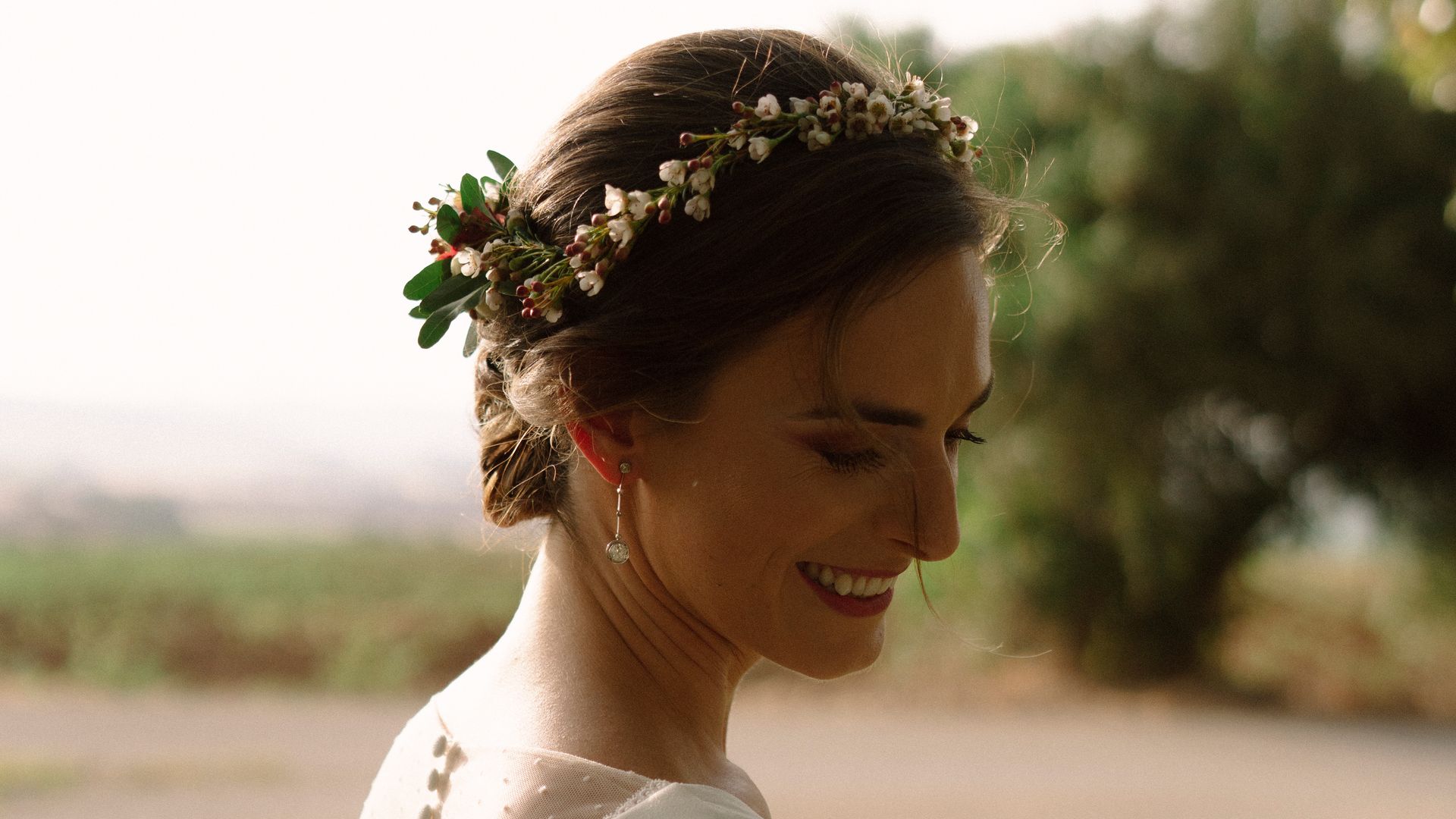 El vestido de novia que Carla combinó con una corona de flores para su boda en Arcos de la Frontera