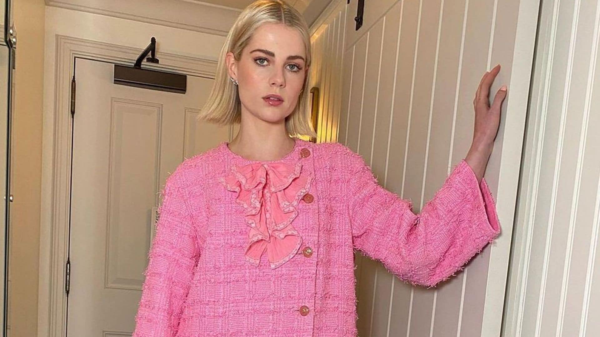 El minivestido cómodo de Lucy Boynton es la prenda ideal para chicas que miden 1,60m