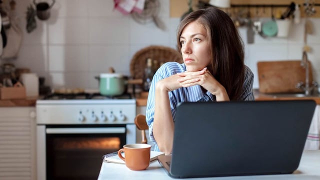 mujer ordenador cocina