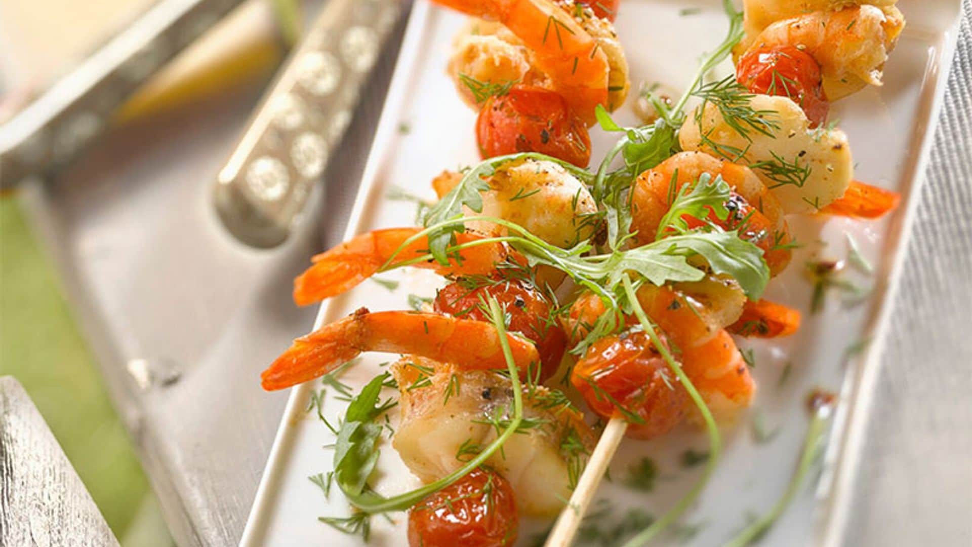 Brochetas de rape, gambas y tomates cherry