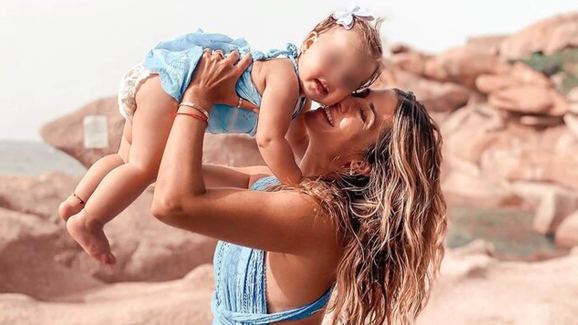 Elena Tablada celebra los 16 meses de su hija Camila con nuevas fotos muy tiernas ¡y refrescantes!