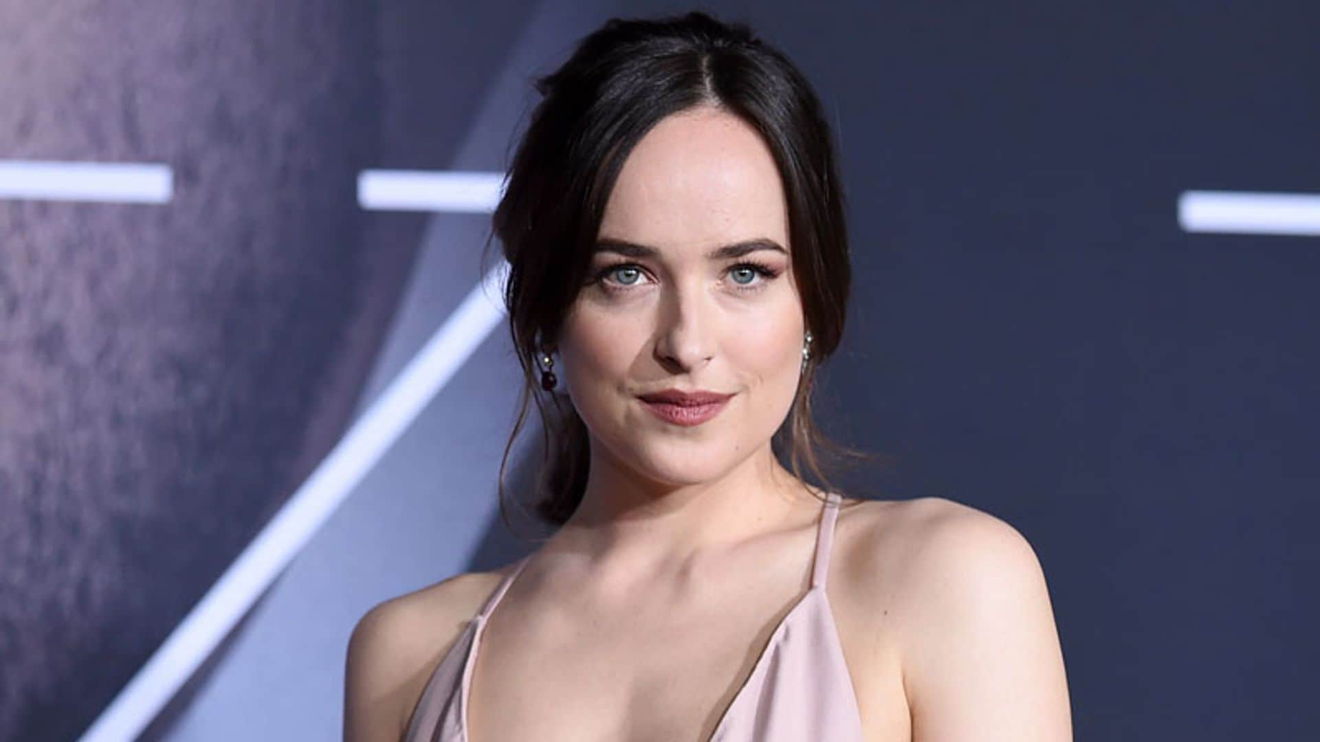 Dakota Johnson habla sin tapujos del cuerpazo de Chris Hemsworth con el que acaba de trabajar