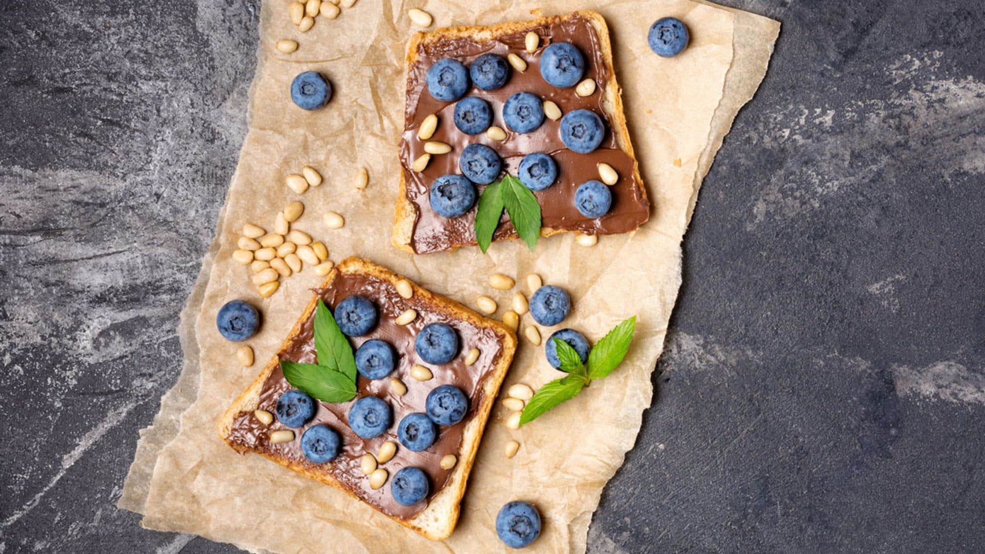 Tostadas de crema de chocolate con arándanos