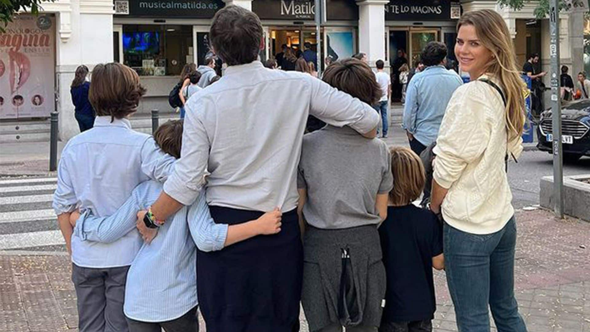 La felicidad máxima de Amelia Bono con Manuel Martos y sus cuatro hijos en un puente de lo más musical