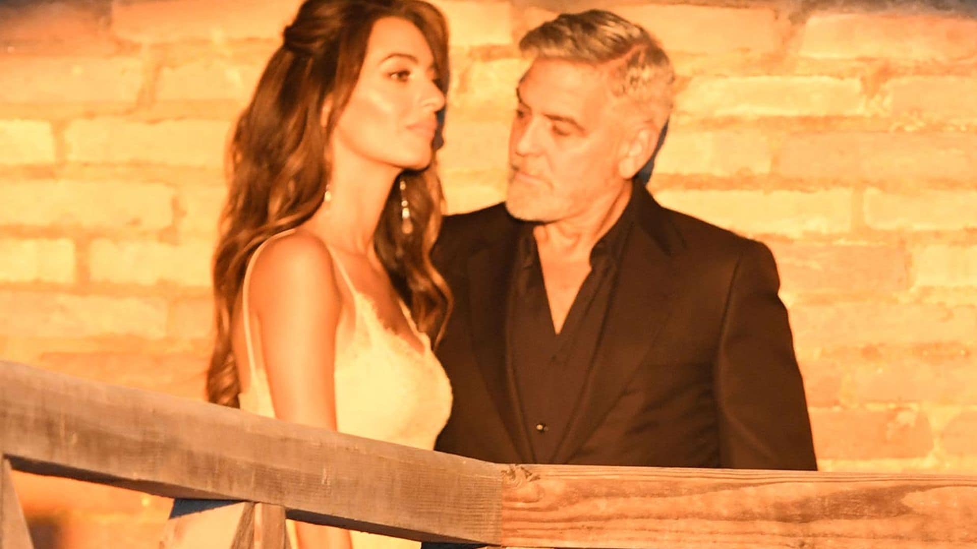 Amal Clooney triunfa en Venecia ante la mirada enamorada de George Clooney
