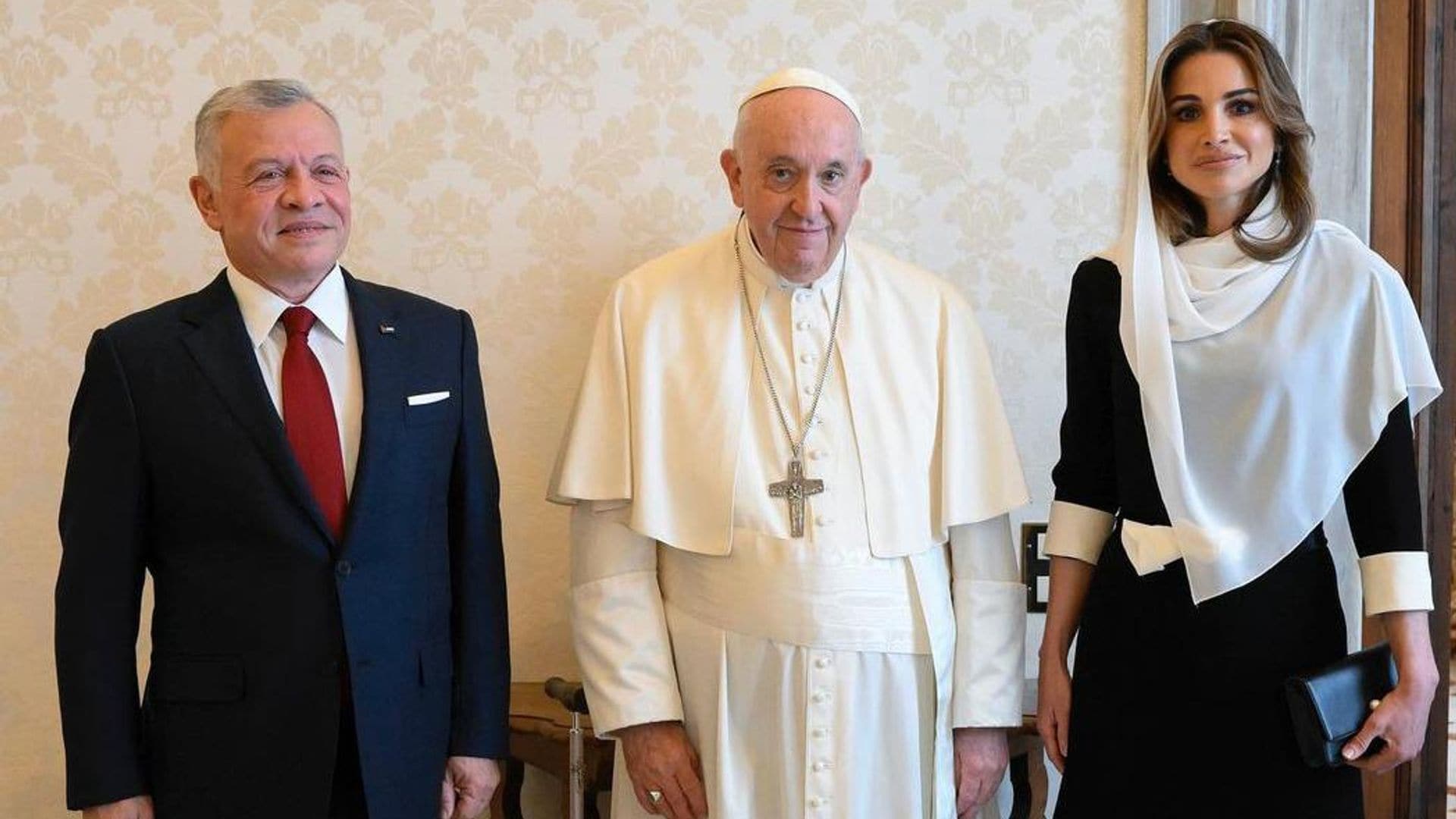 Rania de Jordania cumple con el riguroso protocolo durante su visita al Papa Francisco