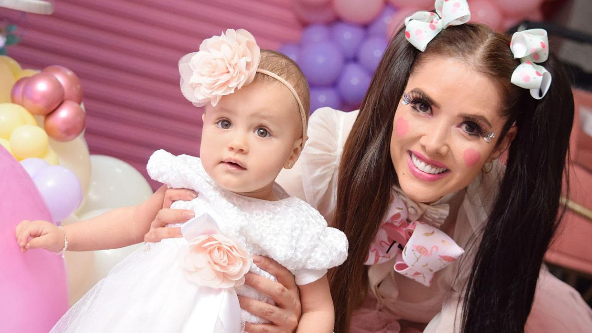 Marlene Favela se convierte en muñeca para celebrar el primer cumpleaños de su hija, Bella