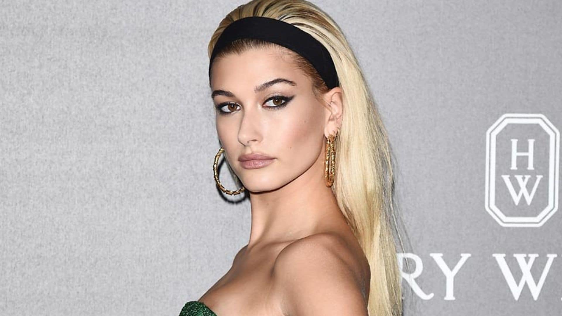 Hailey Baldwin tiene el peinado del otoño si llevas escote 'strapless'