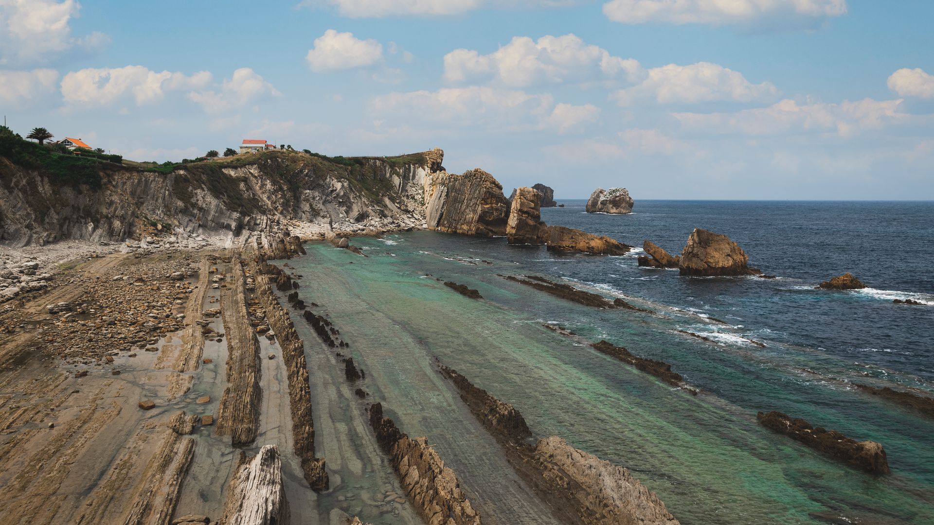 De acantilados impresionantes a calas recónditas: esto es todo lo que tiene Cantabria para ti