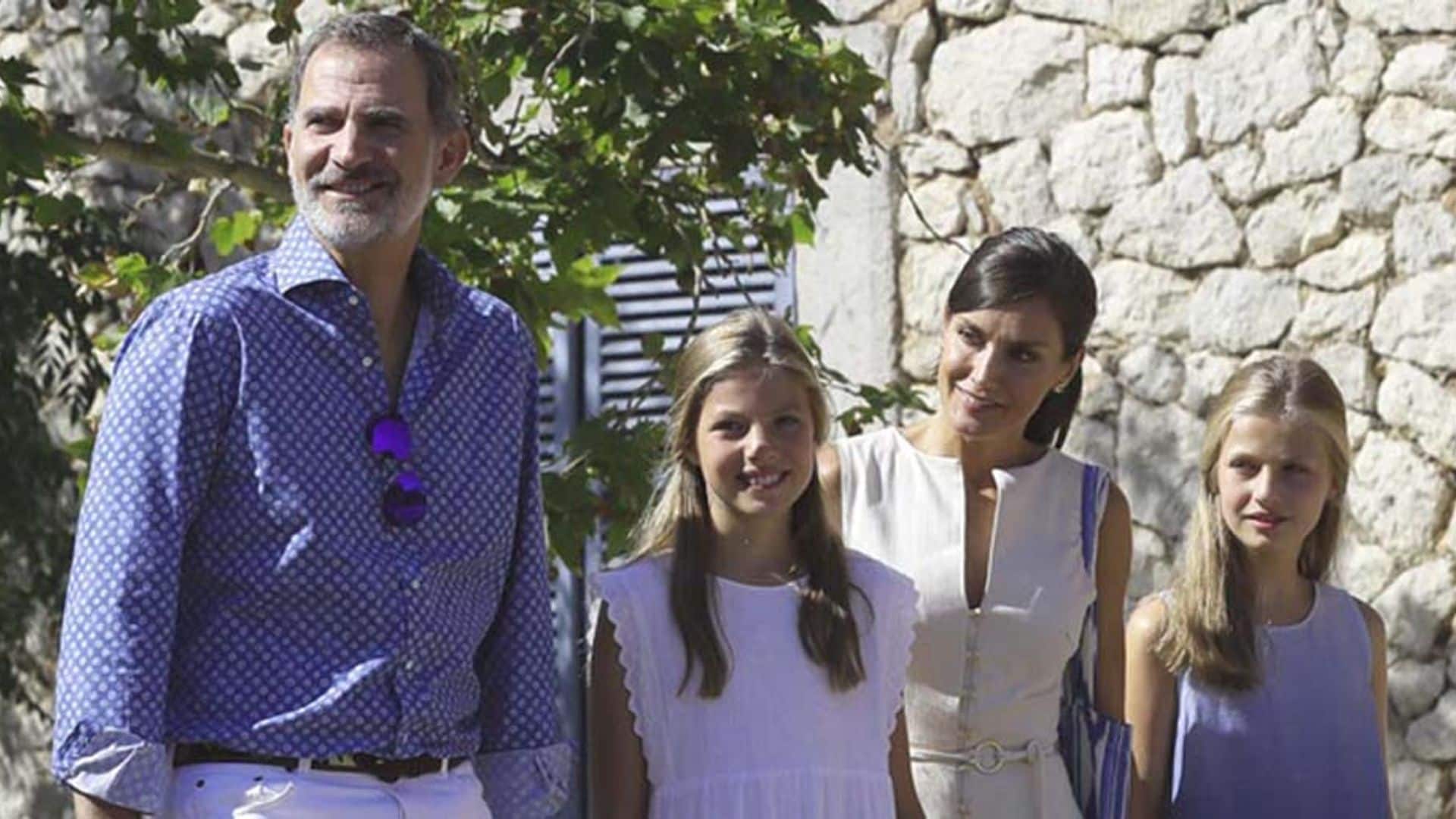 La familia real española se coordina en azul y blanco para sus vacaciones